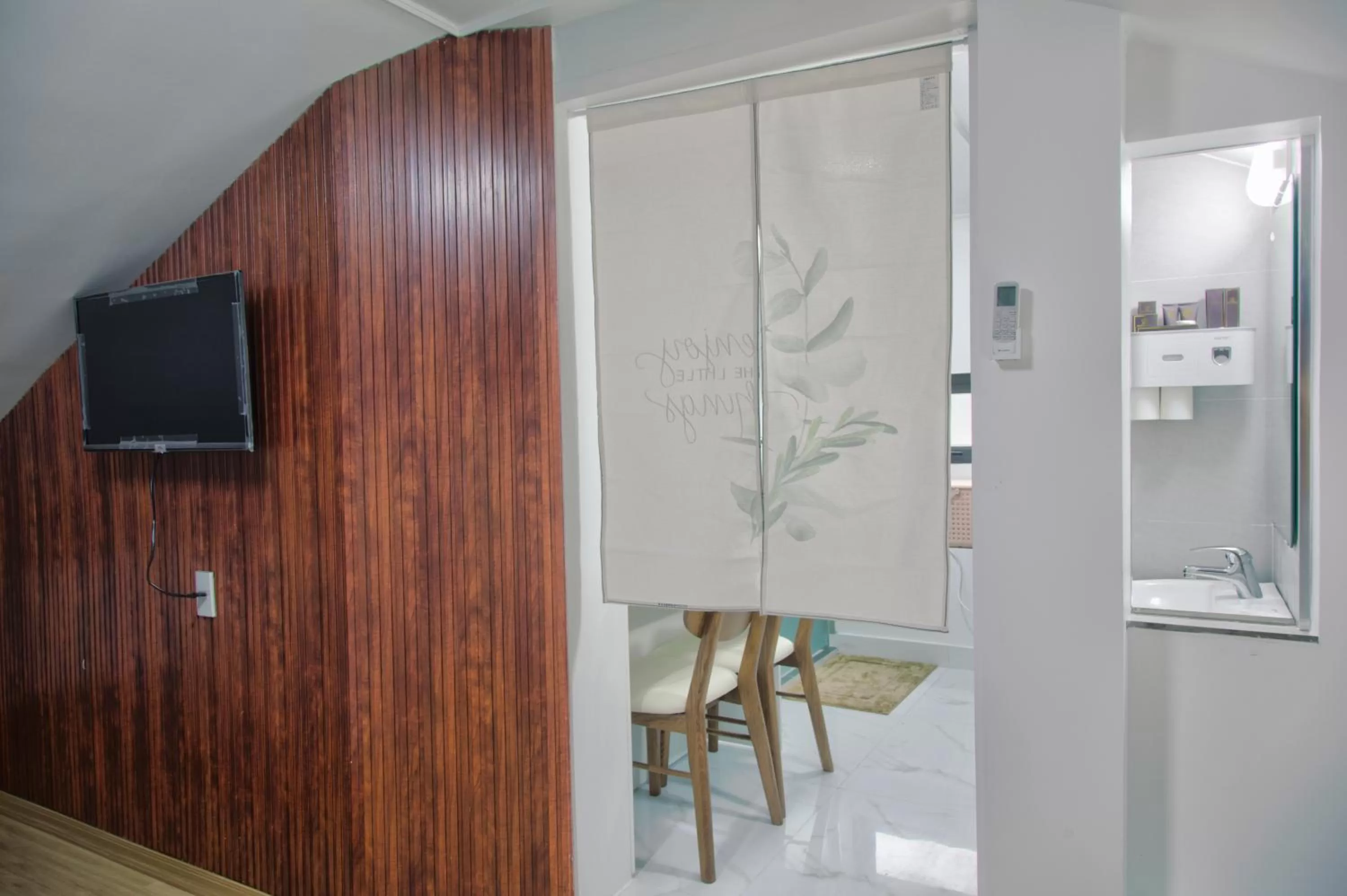 Communal lounge/ TV room, TV/Entertainment Center in The Flamboyant #StayWork Vinhomes Marina