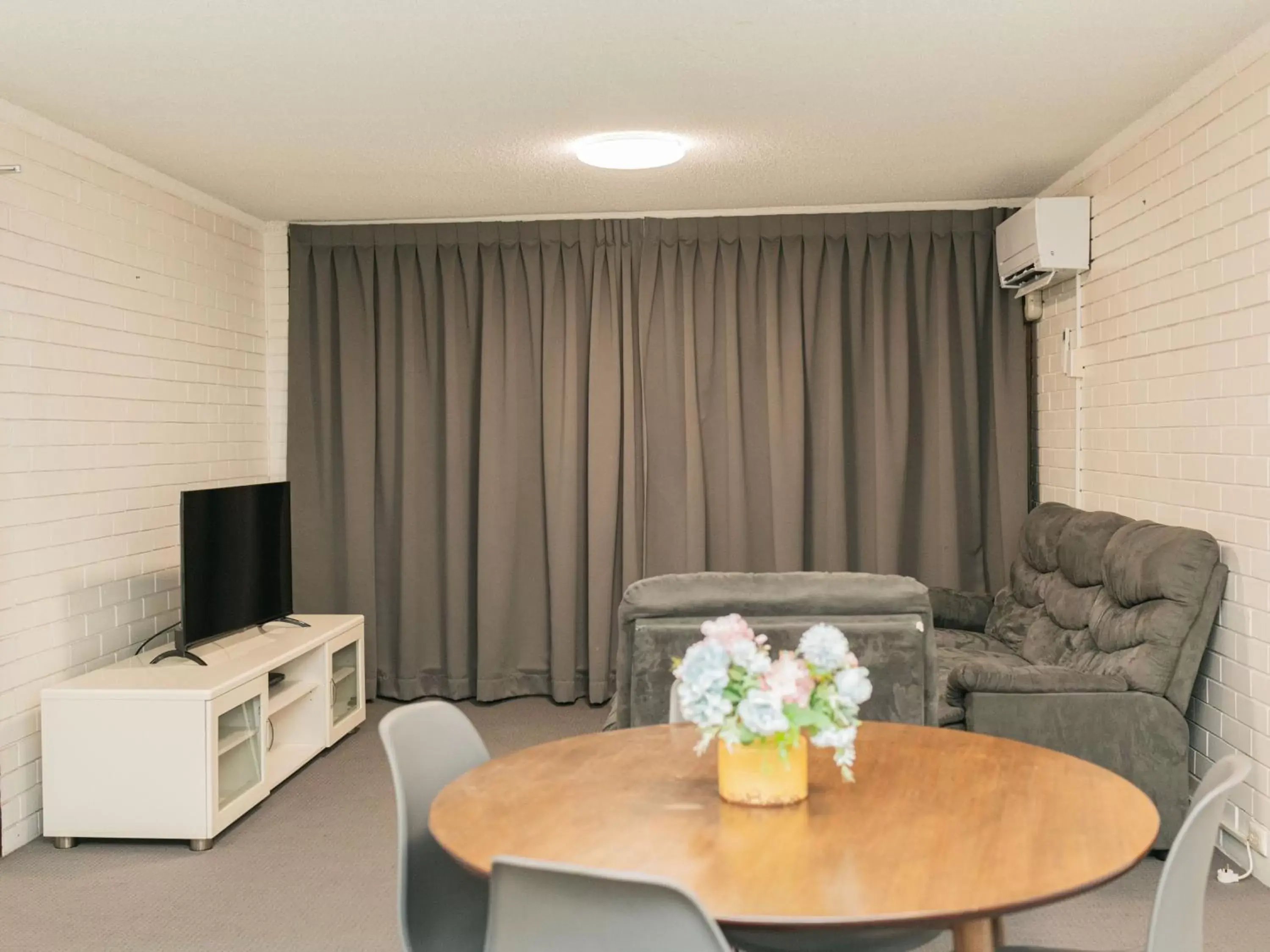 TV and multimedia, Seating Area in Trickett Gardens Holiday Inn