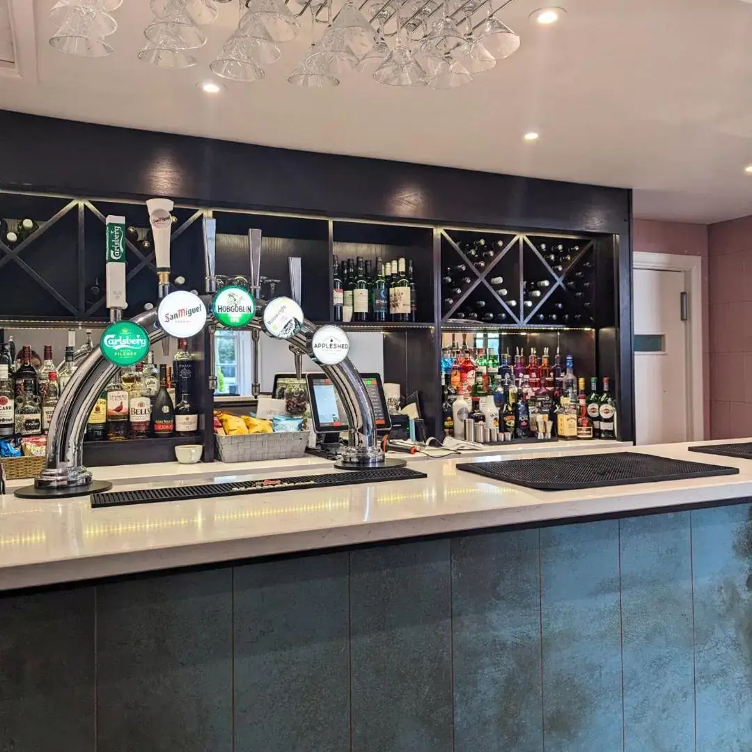 Restaurant/places to eat, Lounge/Bar in Shaw Hill Hotel Golf And Country Club