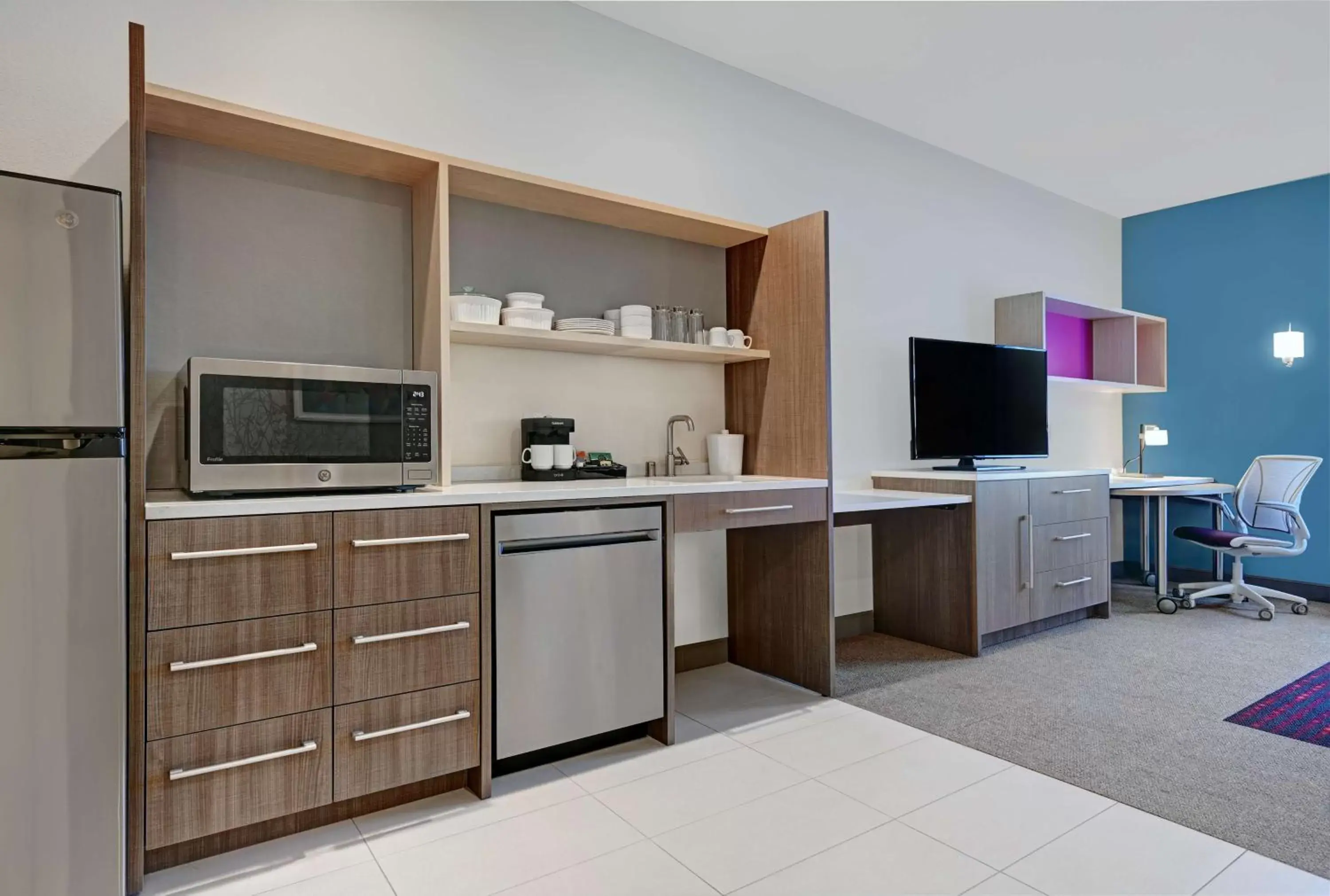 Kitchen or kitchenette, Kitchen/Kitchenette in Home2 Suites By Hilton Tracy, Ca