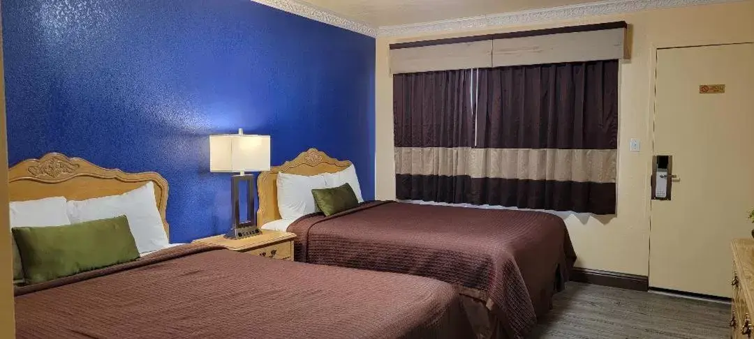 Photo of the whole room, Bed in Lakeview Inn
