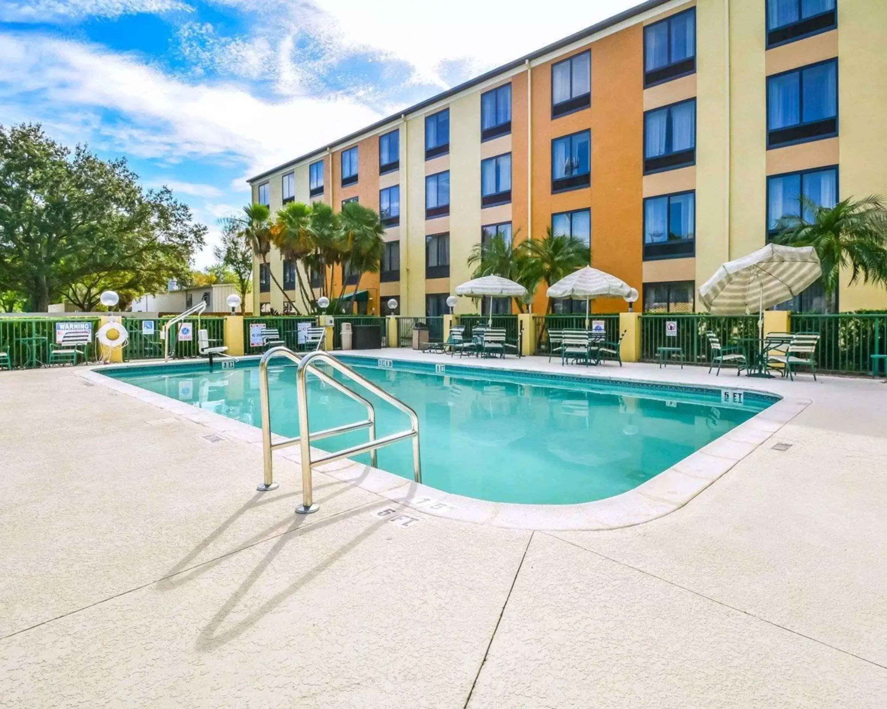 On site, Swimming Pool in Comfort Suites Tampa/Brandon