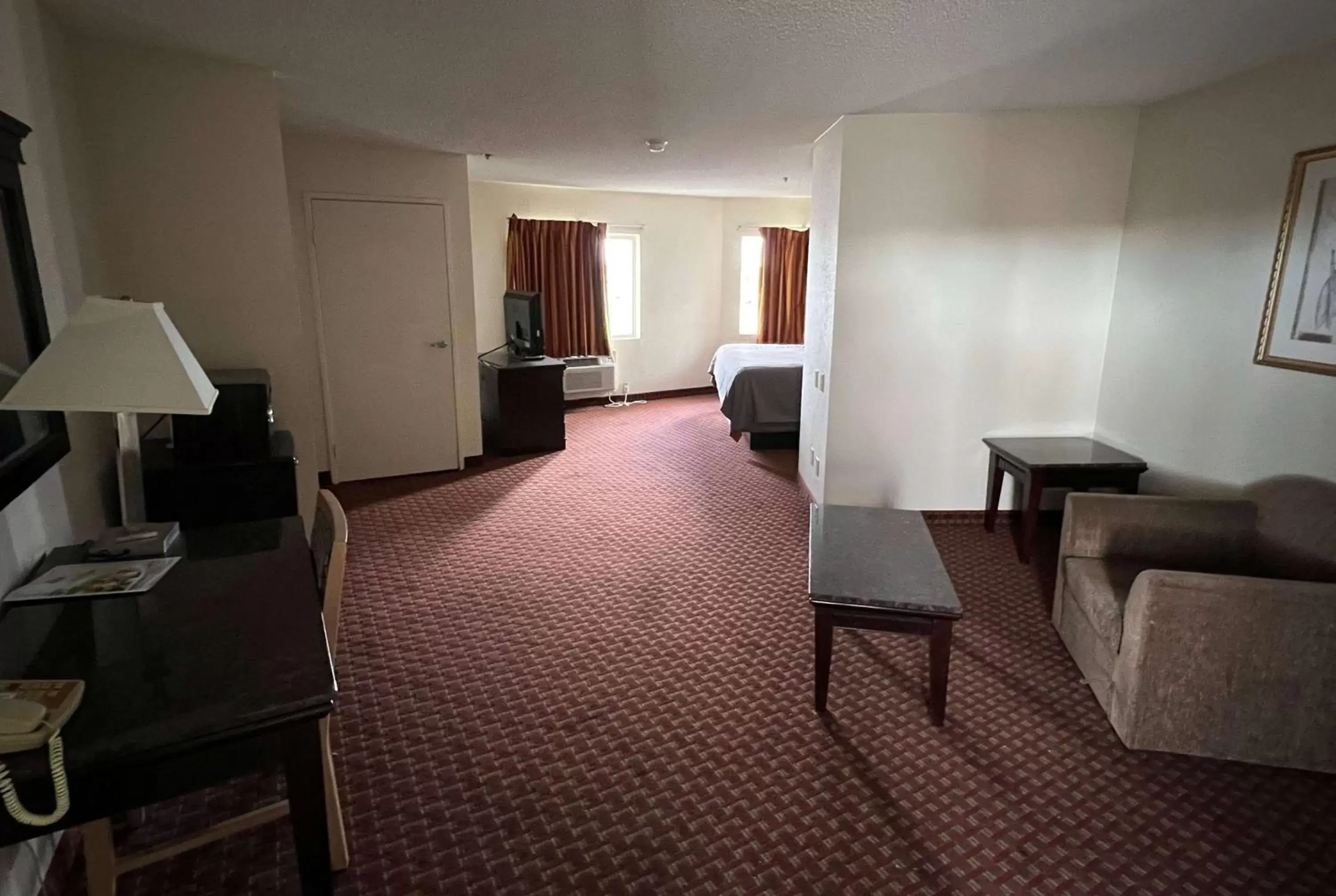 Bed, Seating Area in Days Inn & Suites by Wyndham Rancho Cordova