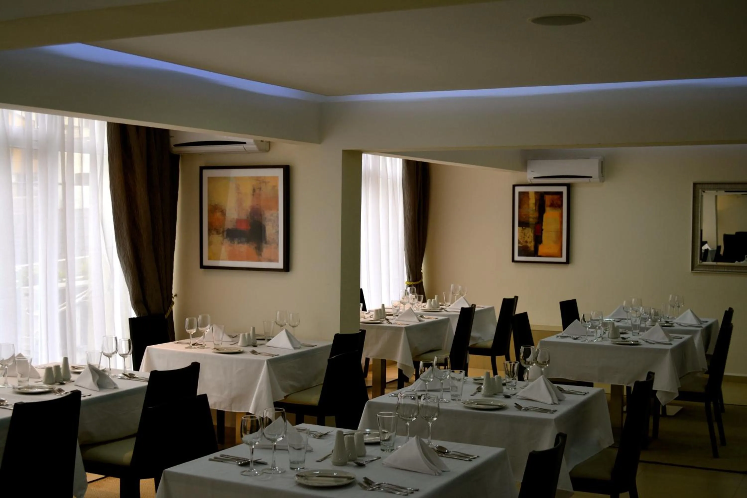 Restaurant/places to eat in New Brookfields Hotel