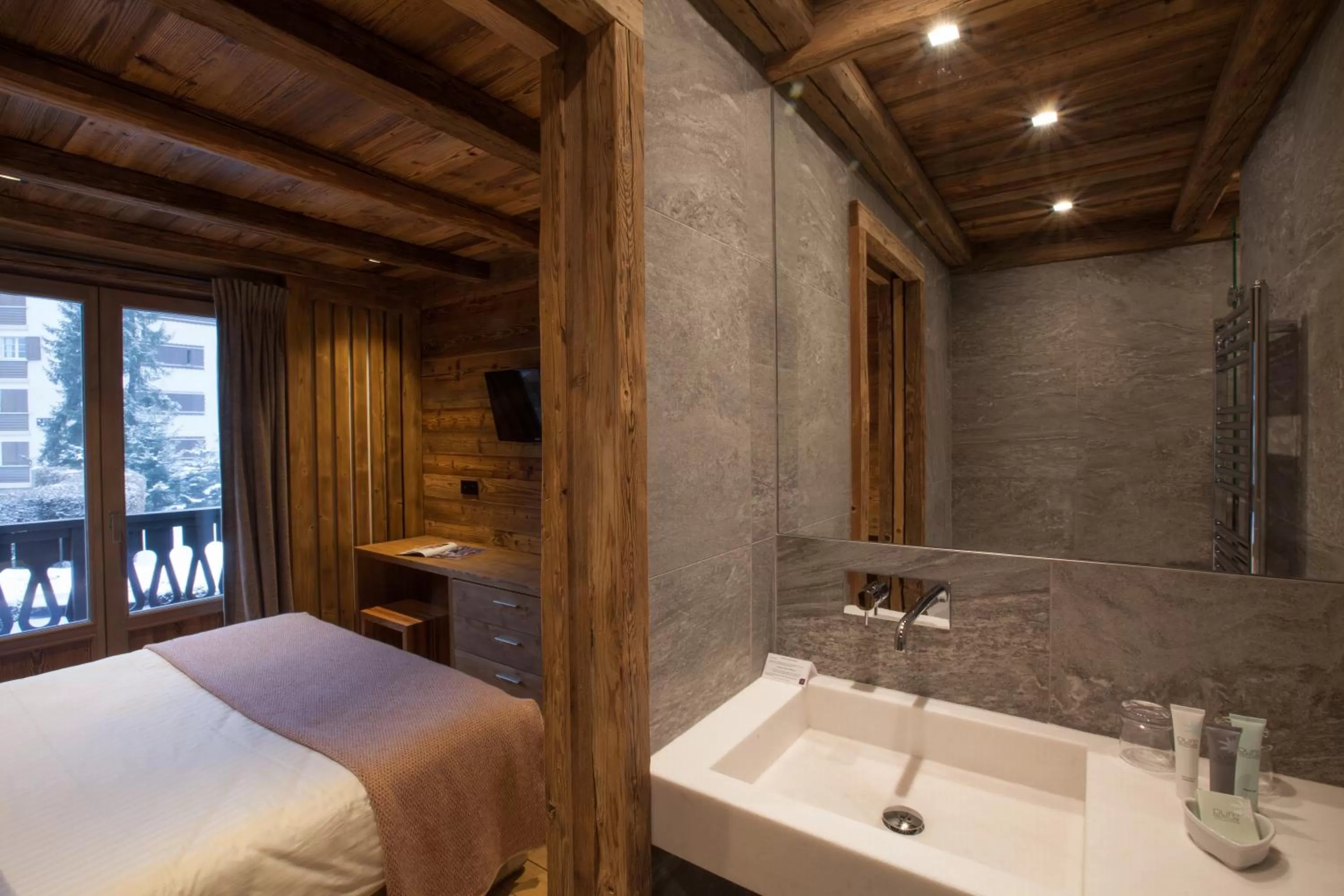 Photo of the whole room, Bed in Au Coin Du Feu