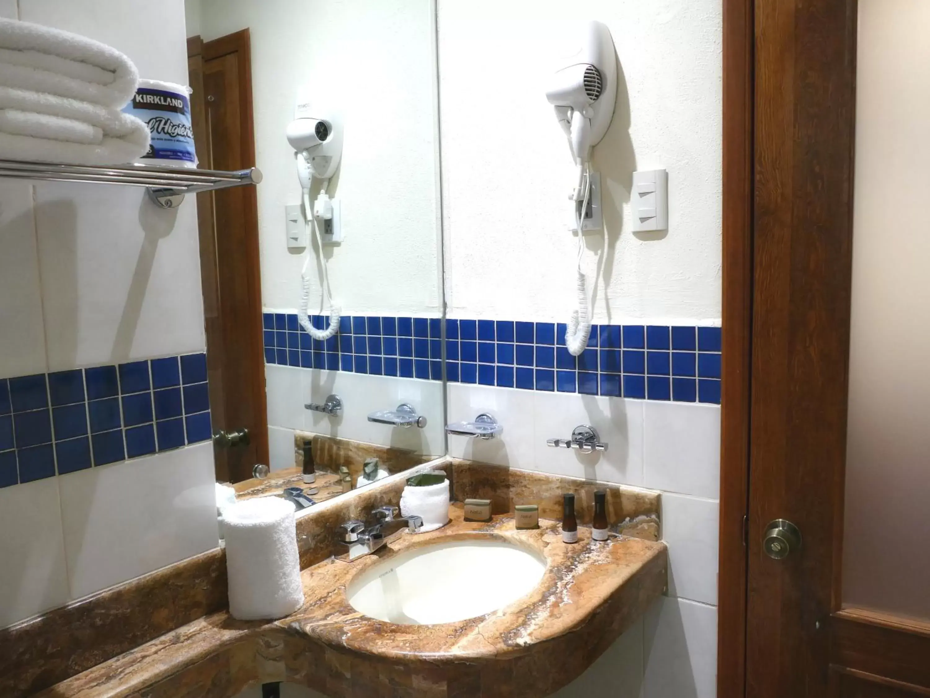 Bathroom in El Meson de los Poetas