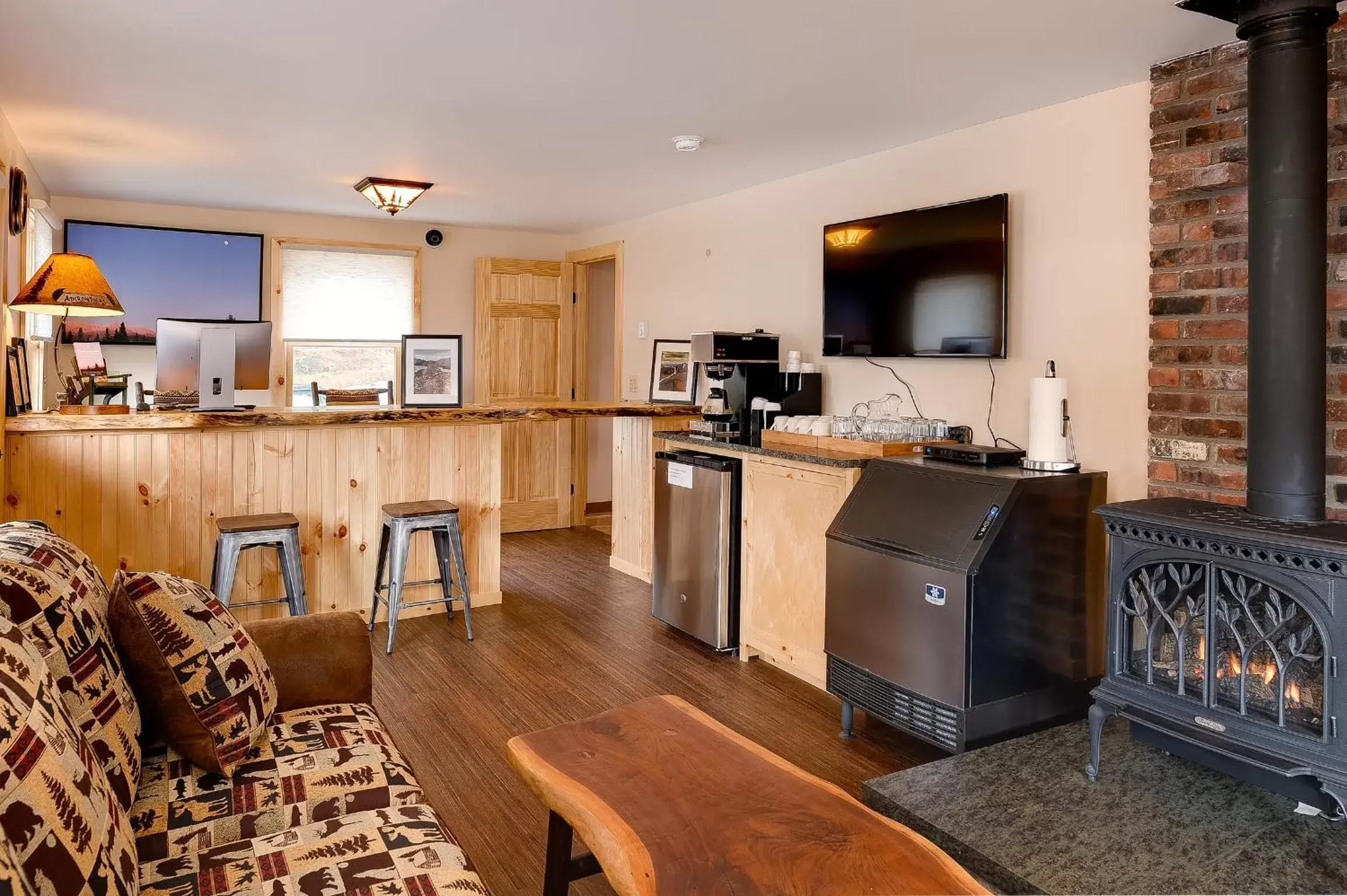 Communal lounge/ TV room, TV/Entertainment Center in Cobble Mountain Lodge