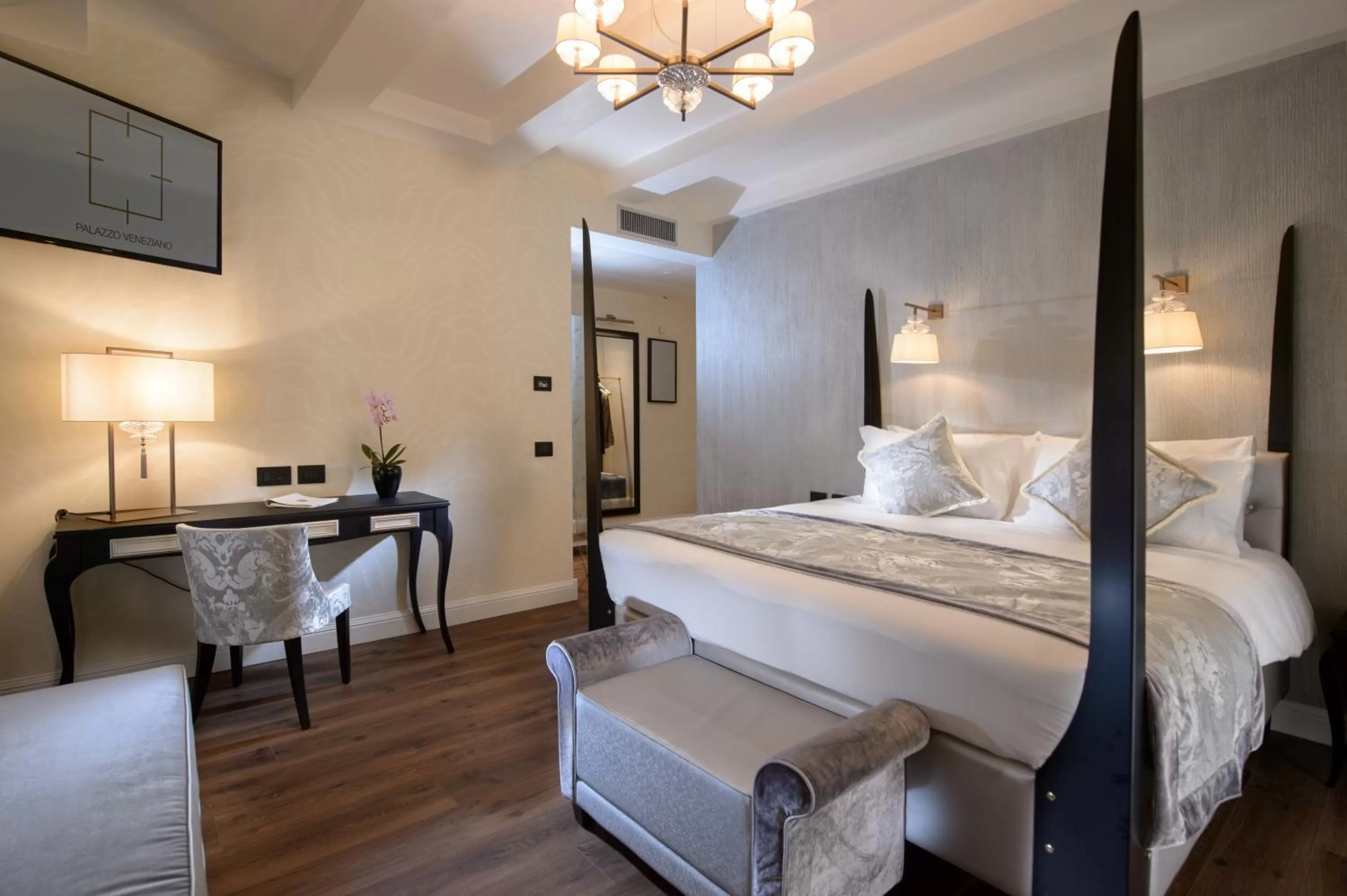 Bed in Palazzo Veneziano - Venice Collection