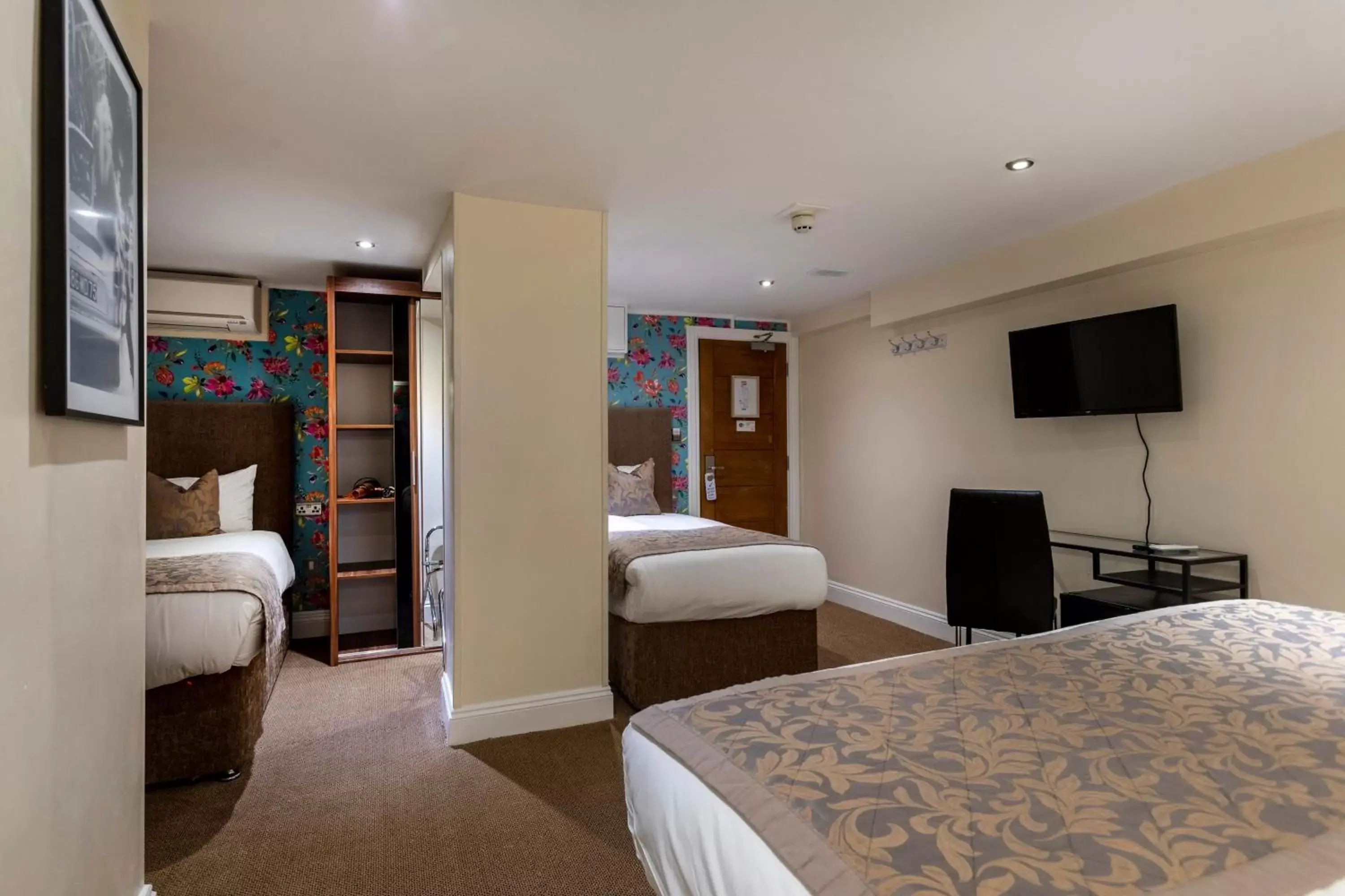 Bedroom, Seating Area in Hotel Shepherds Bush London