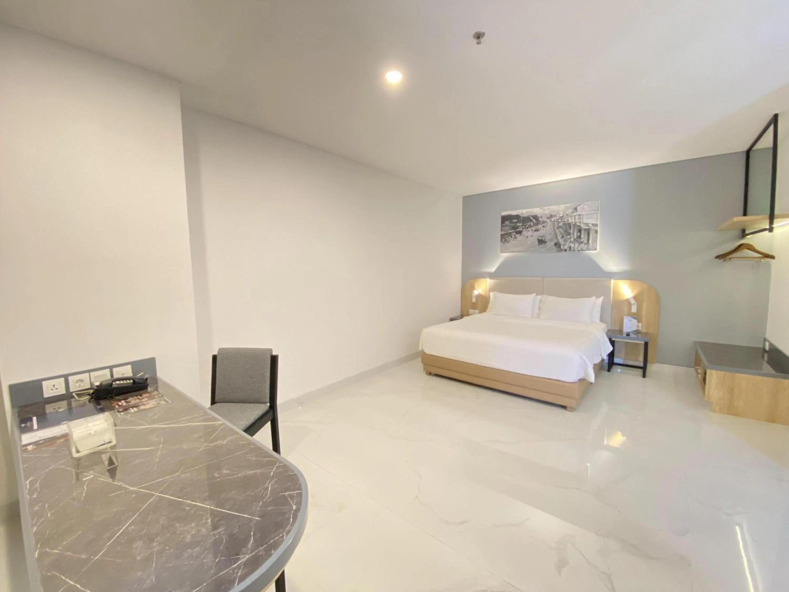 Living room, Bed in THE 1O1 Malang OJ