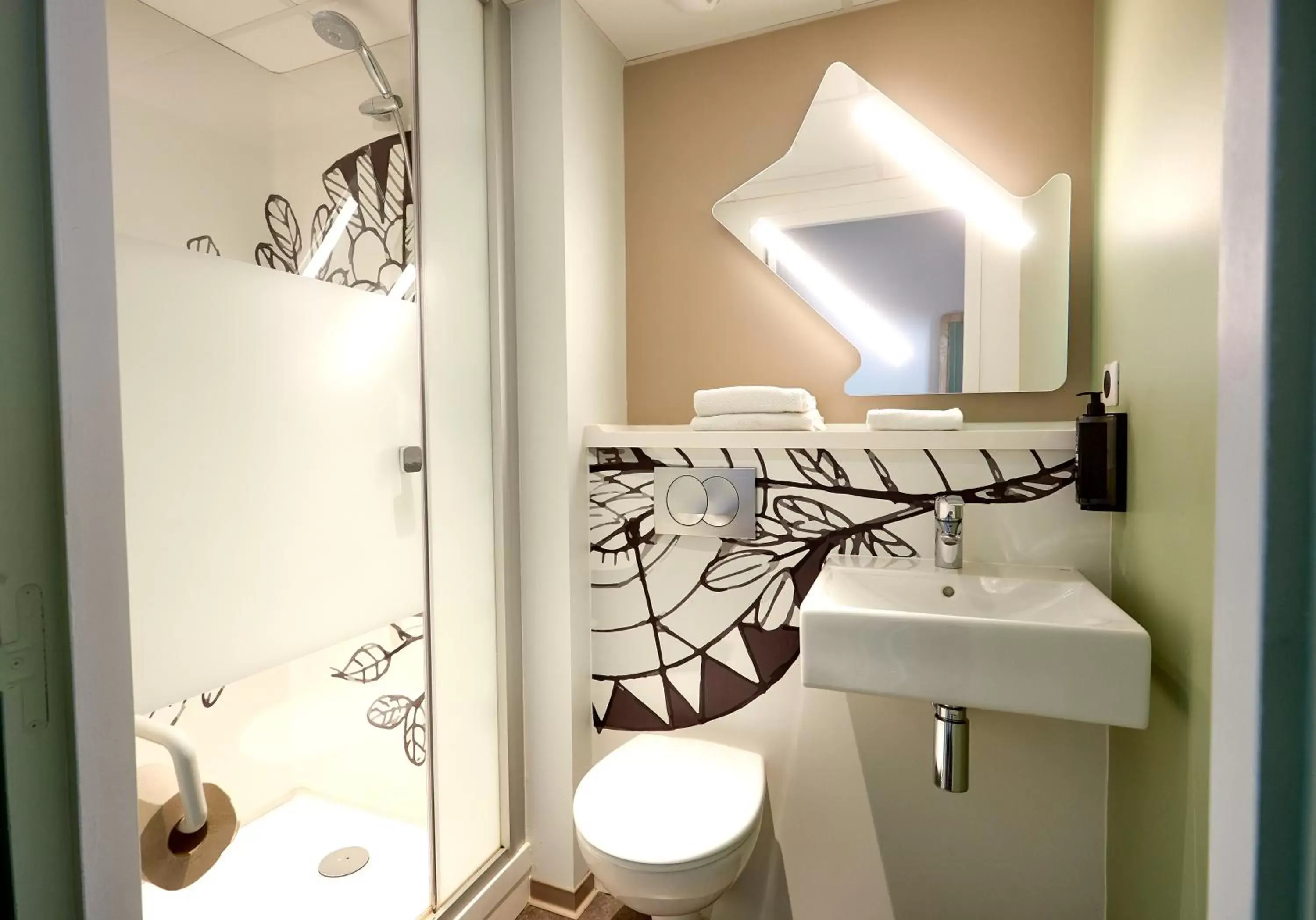 Bathroom in ibis budget Auxerre Centre