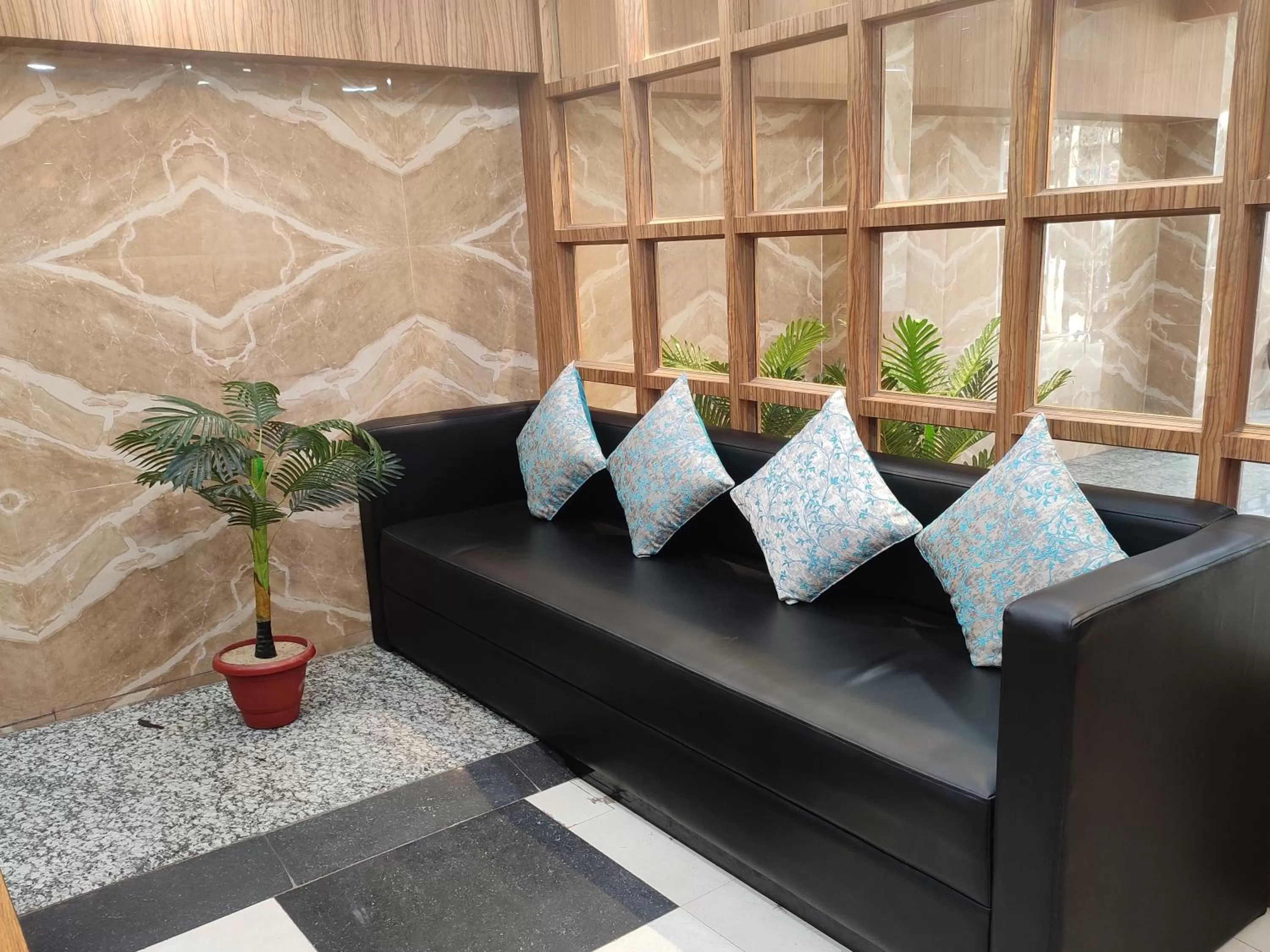 HOTEL CENTRAL SQUARE "A Couple Friendly Hotel"