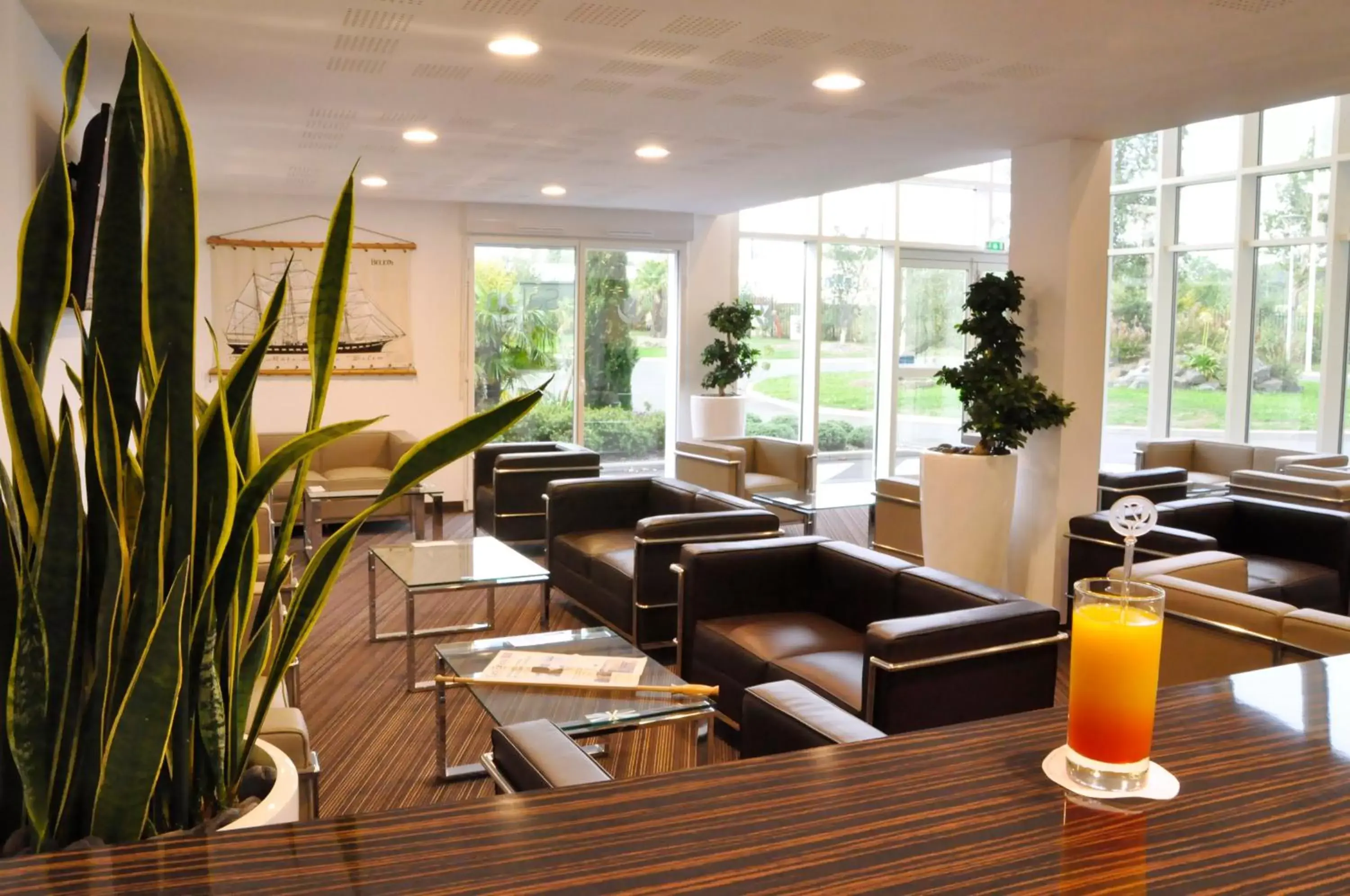 Lounge or bar in Golden Tulip Nantes Carquefou Suite