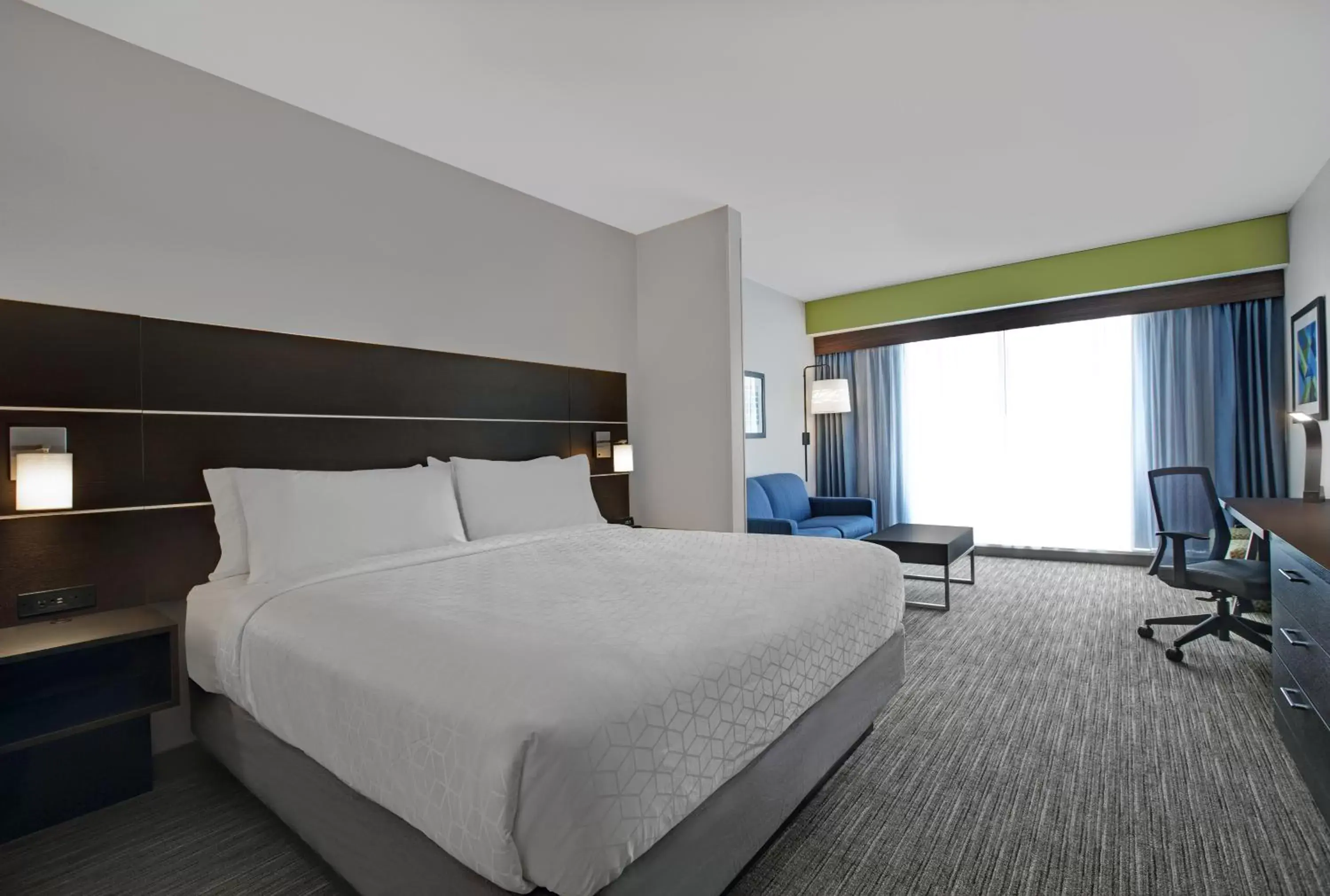 Bed in Holiday Inn Express & Suites - Milwaukee - Brookfield, an IHG Hotel