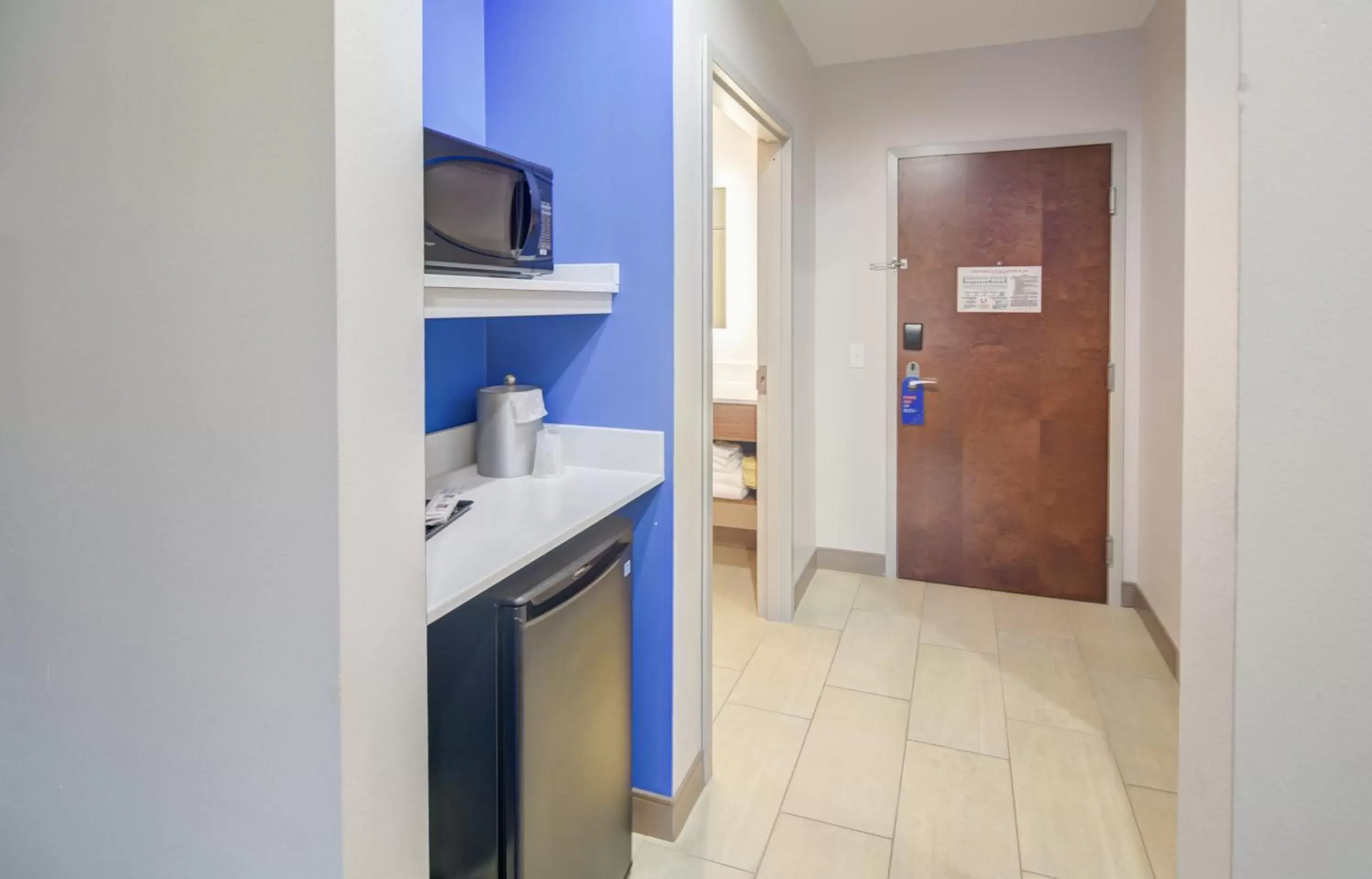 Coffee/tea facilities, Bathroom in Holiday Inn Express Hotel & Suites Foley, an IHG Hotel