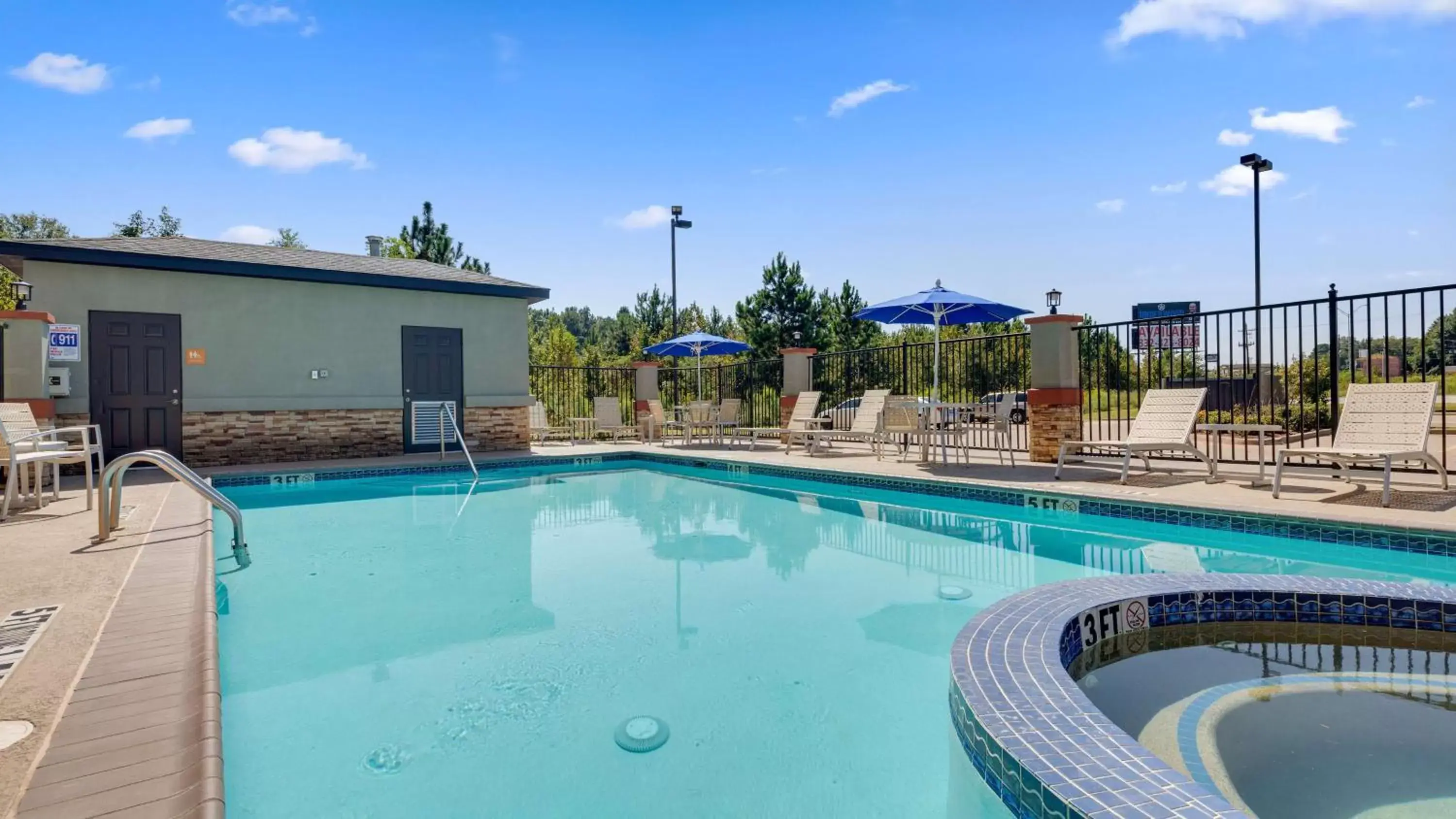 On site, Swimming Pool in Best Western Carthage Inn & Suites