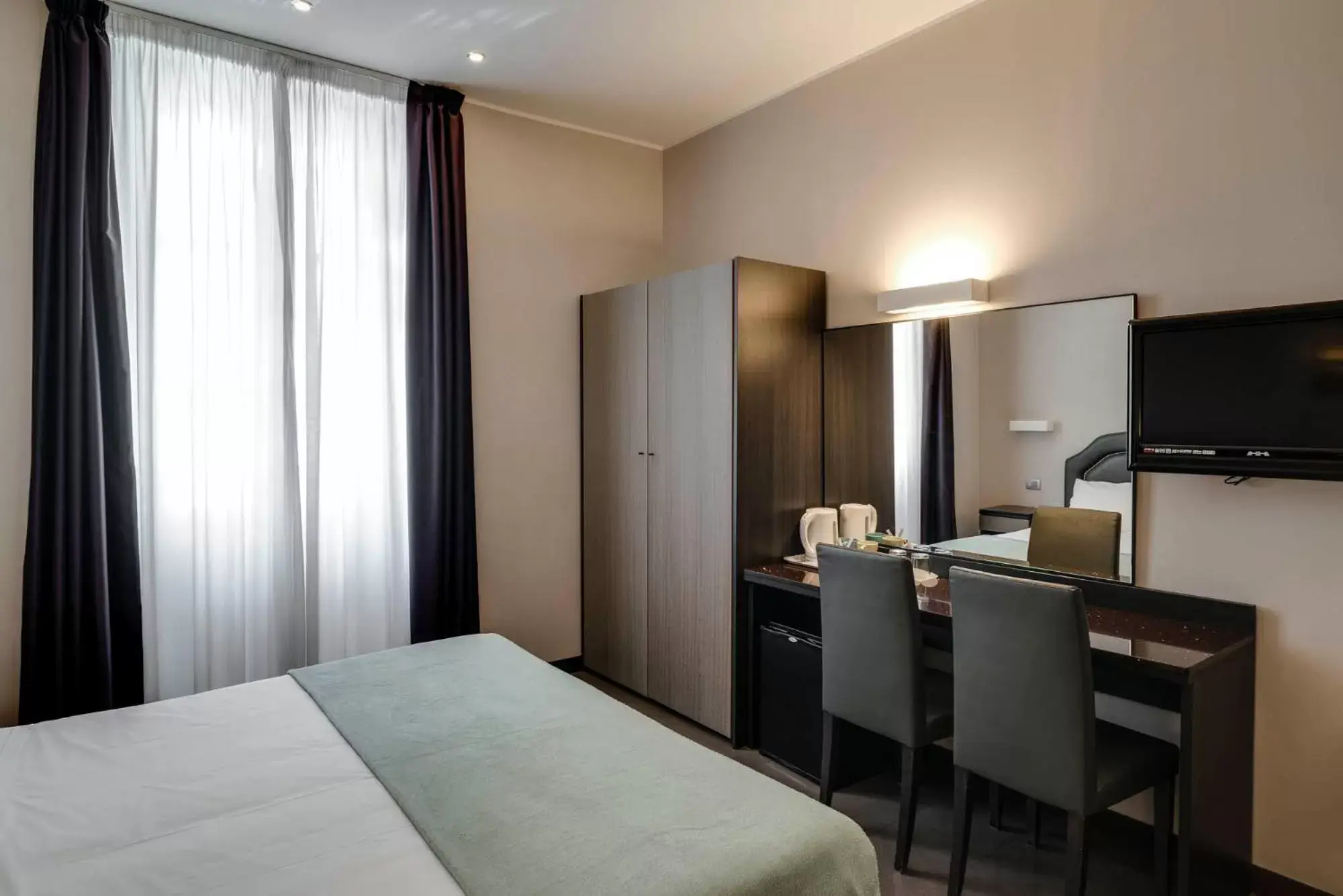 Coffee/tea facilities, Bed in Demidoff Hotel Milano