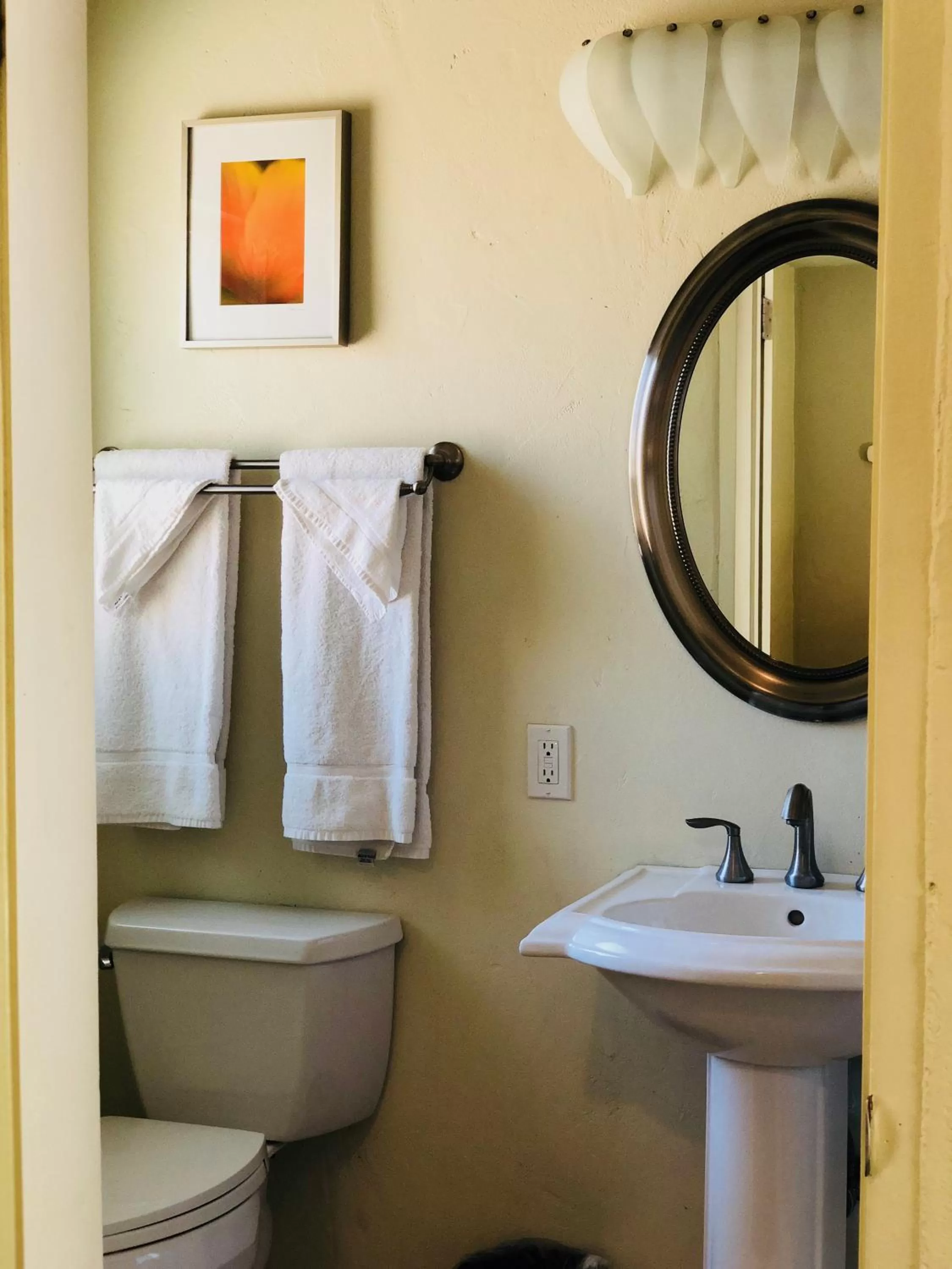 Queen's Inn By The River