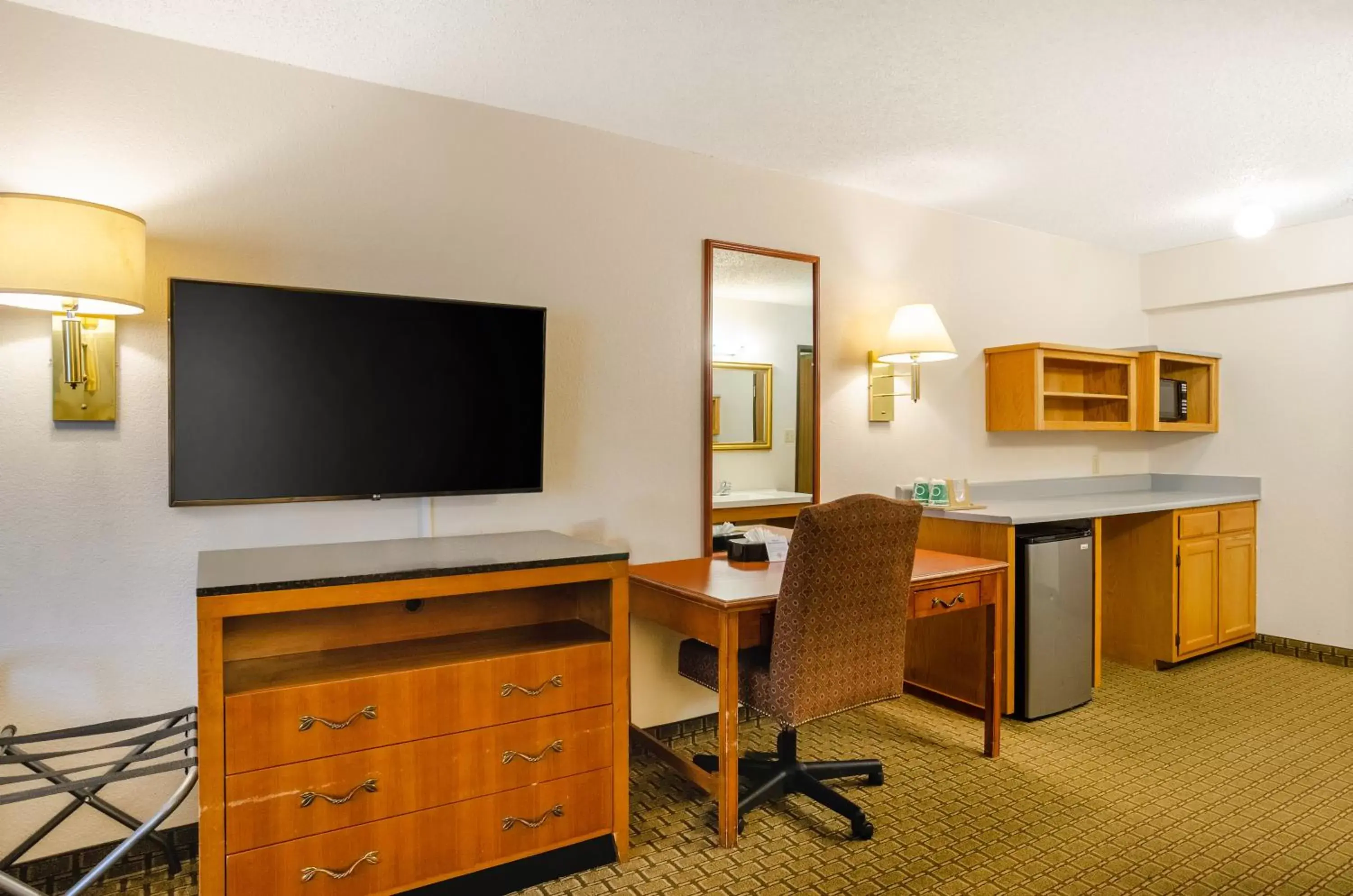 TV and multimedia, TV/Entertainment Center in Cheyenne Guest Inn