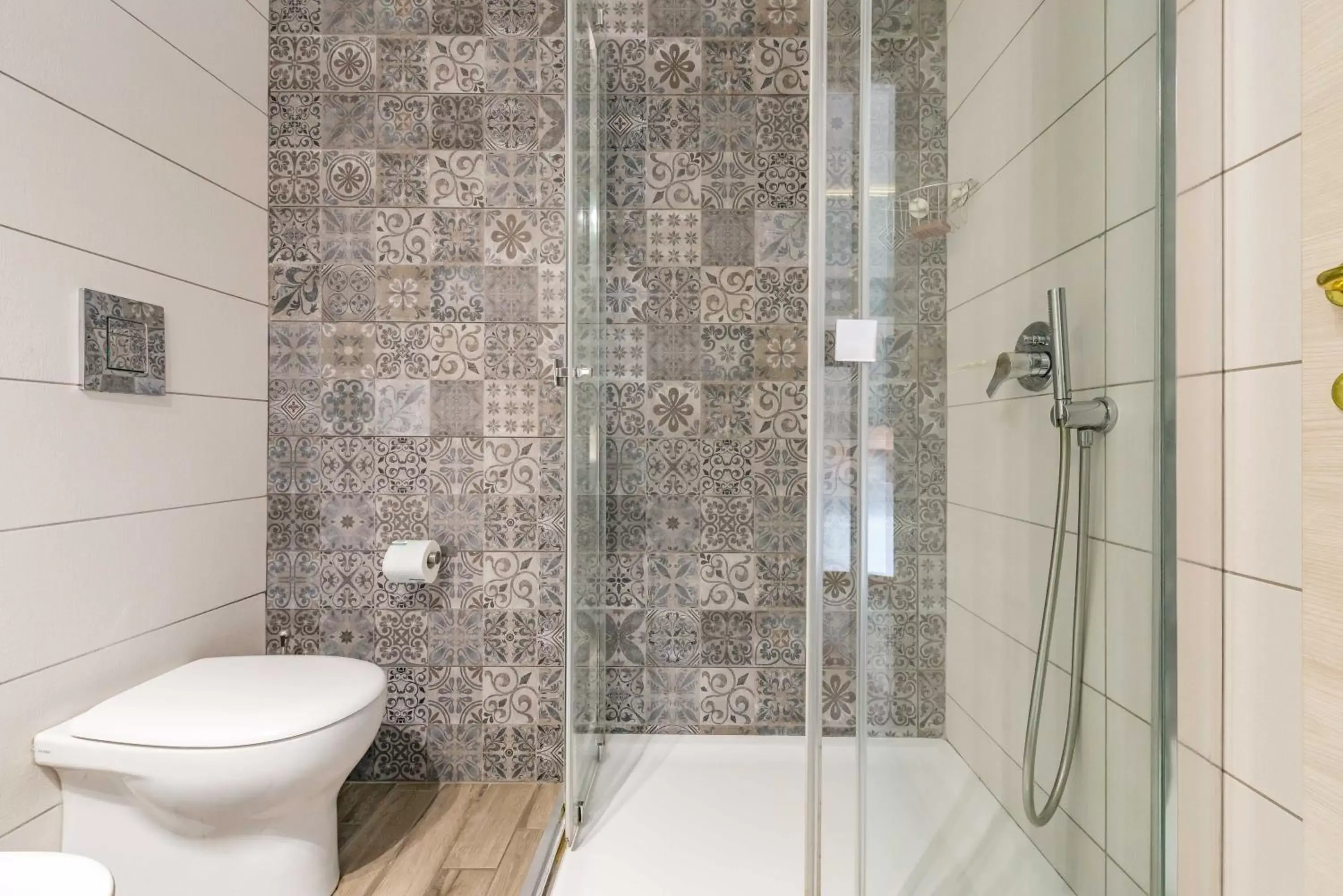 Shower, Bathroom in Un Attimo A Roma B&B