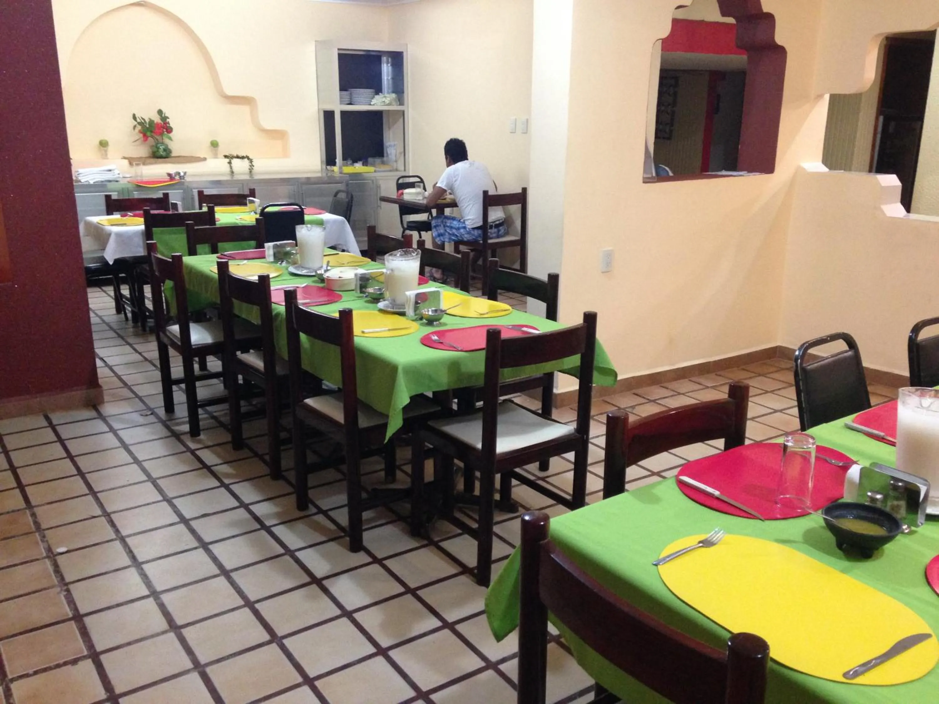 Restaurant/places to eat in Hotel Moreno
