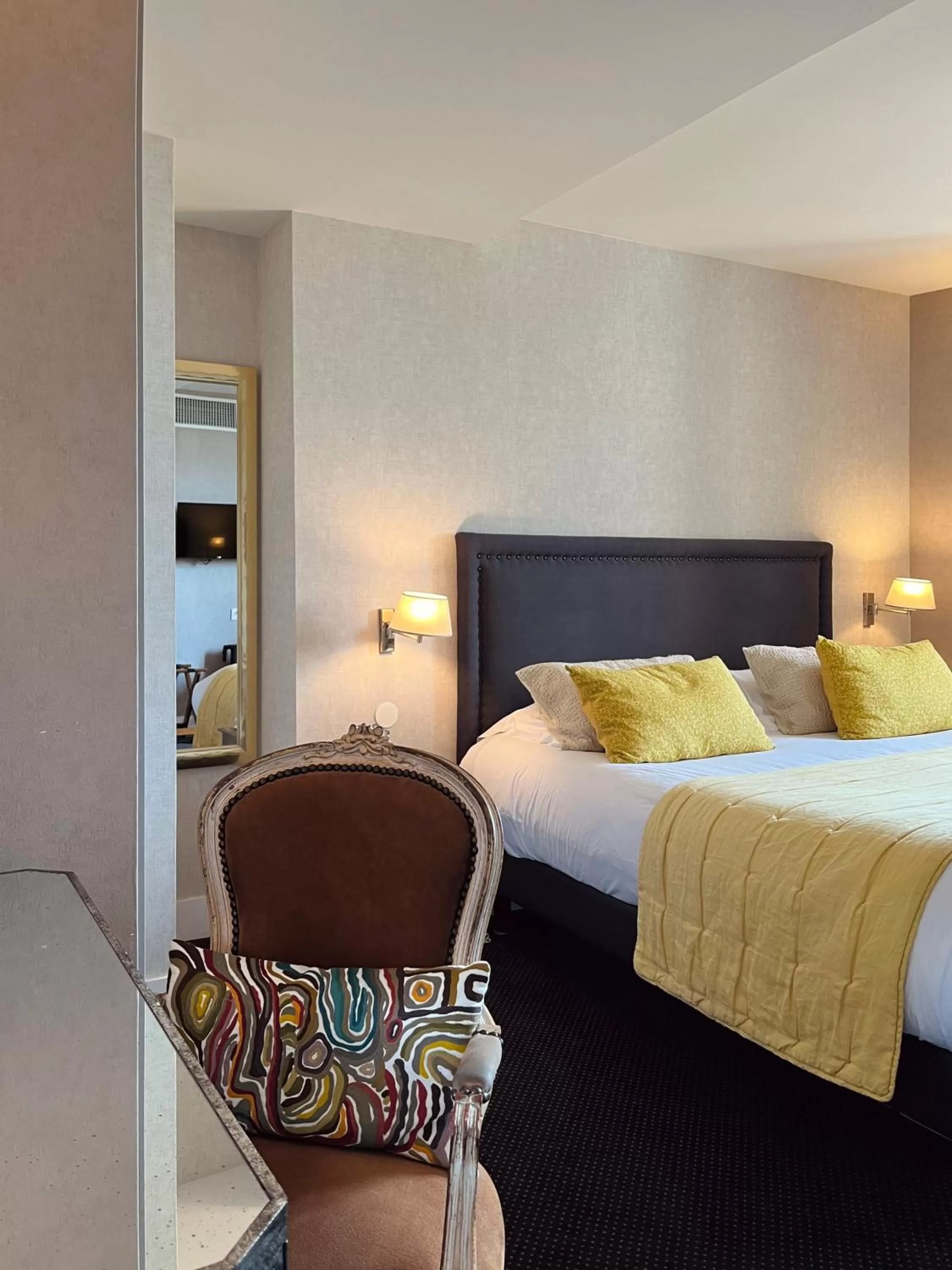 Decorative detail, Bed in Hôtel des Basses Pyrénées - Bayonne