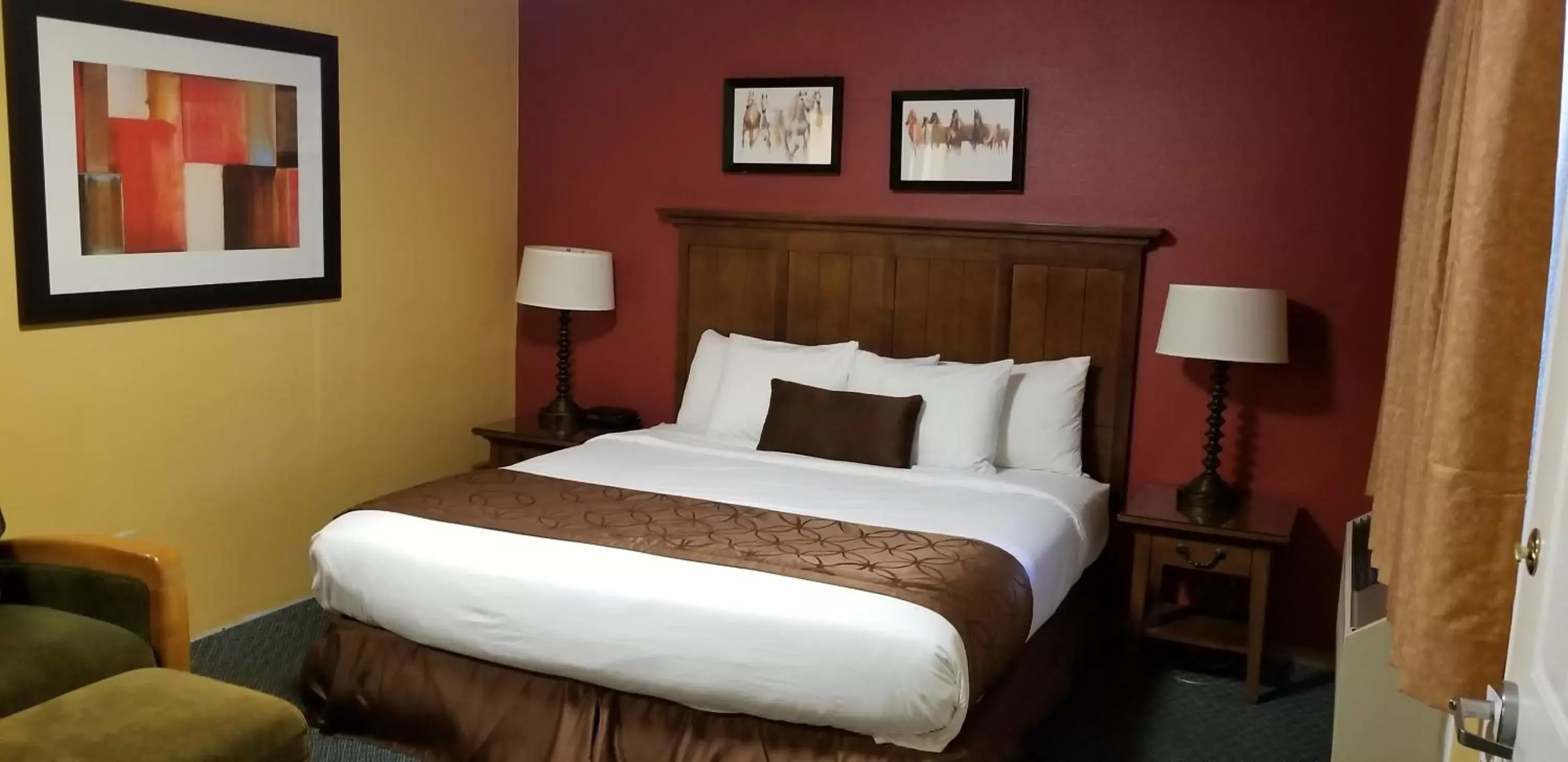 Bedroom, Bed in Royal Victorian Motel