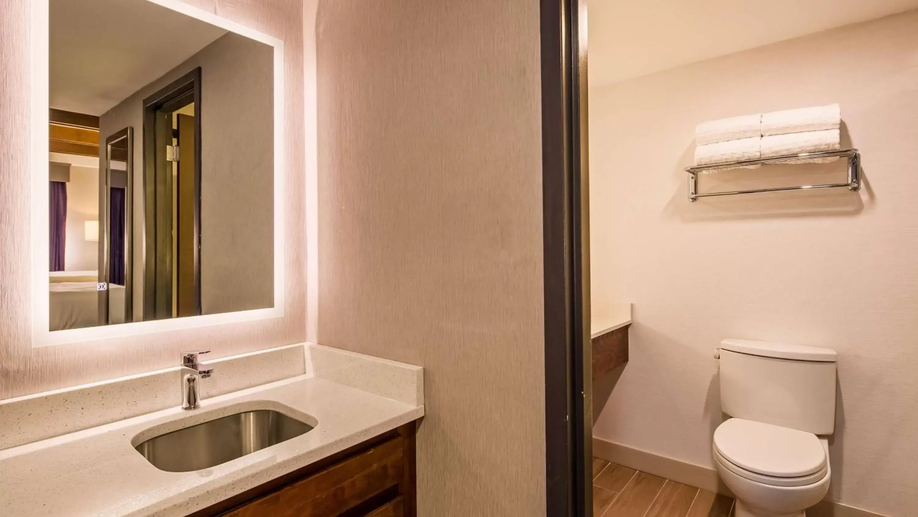 Photo of the whole room, Bathroom in Best Western Plus Portsmouth Hotel & Suites