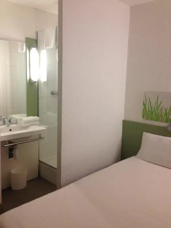 Bedroom, Bathroom in Ibis Budget Rambouillet