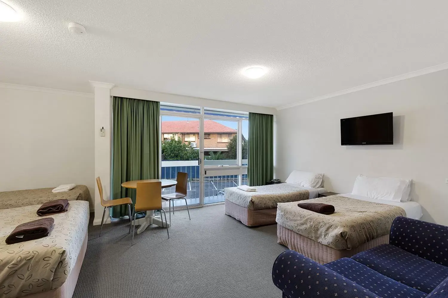 Bedroom, Seating Area in Alexander Motor Inn