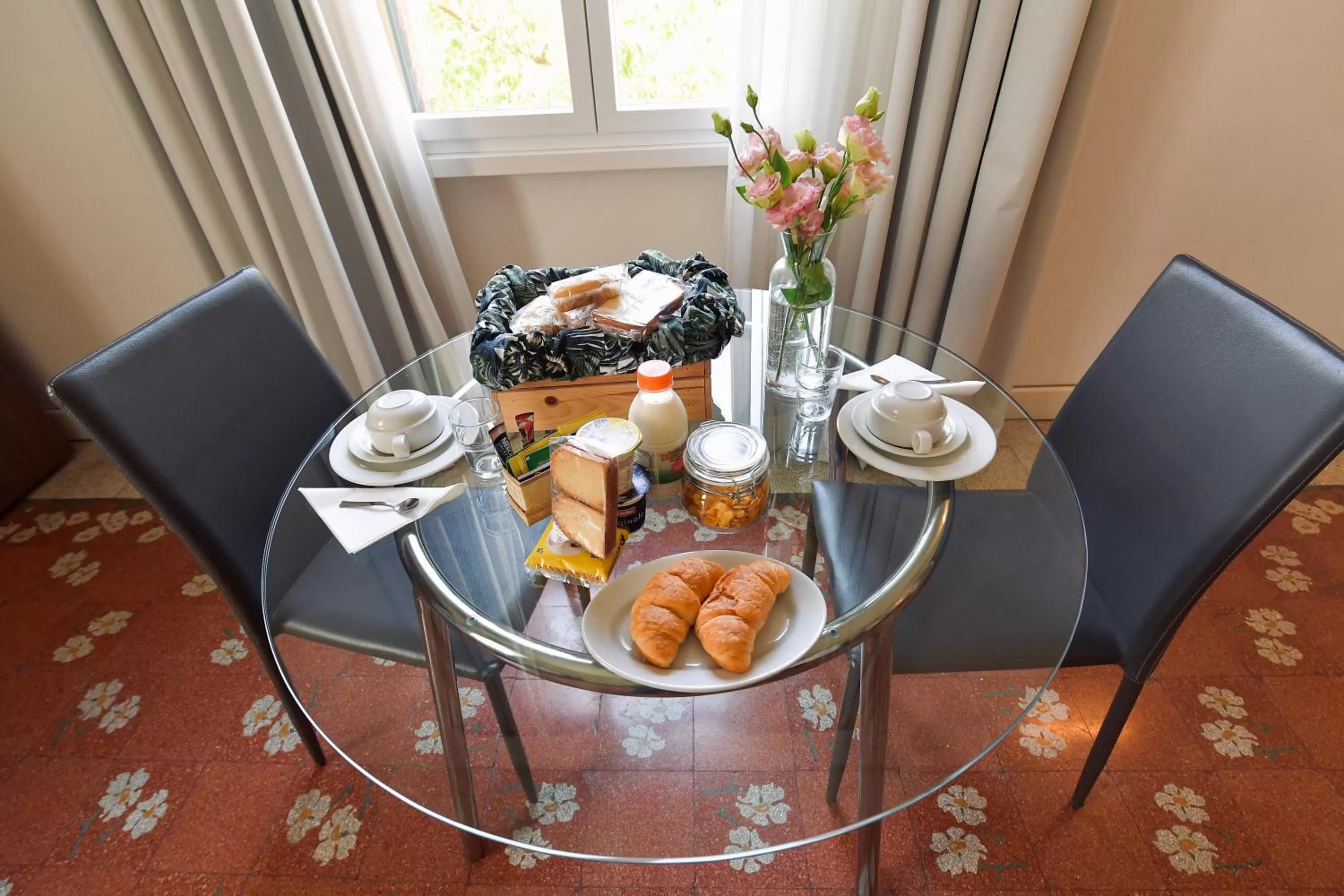 Food and drinks in Suites Farnese Design