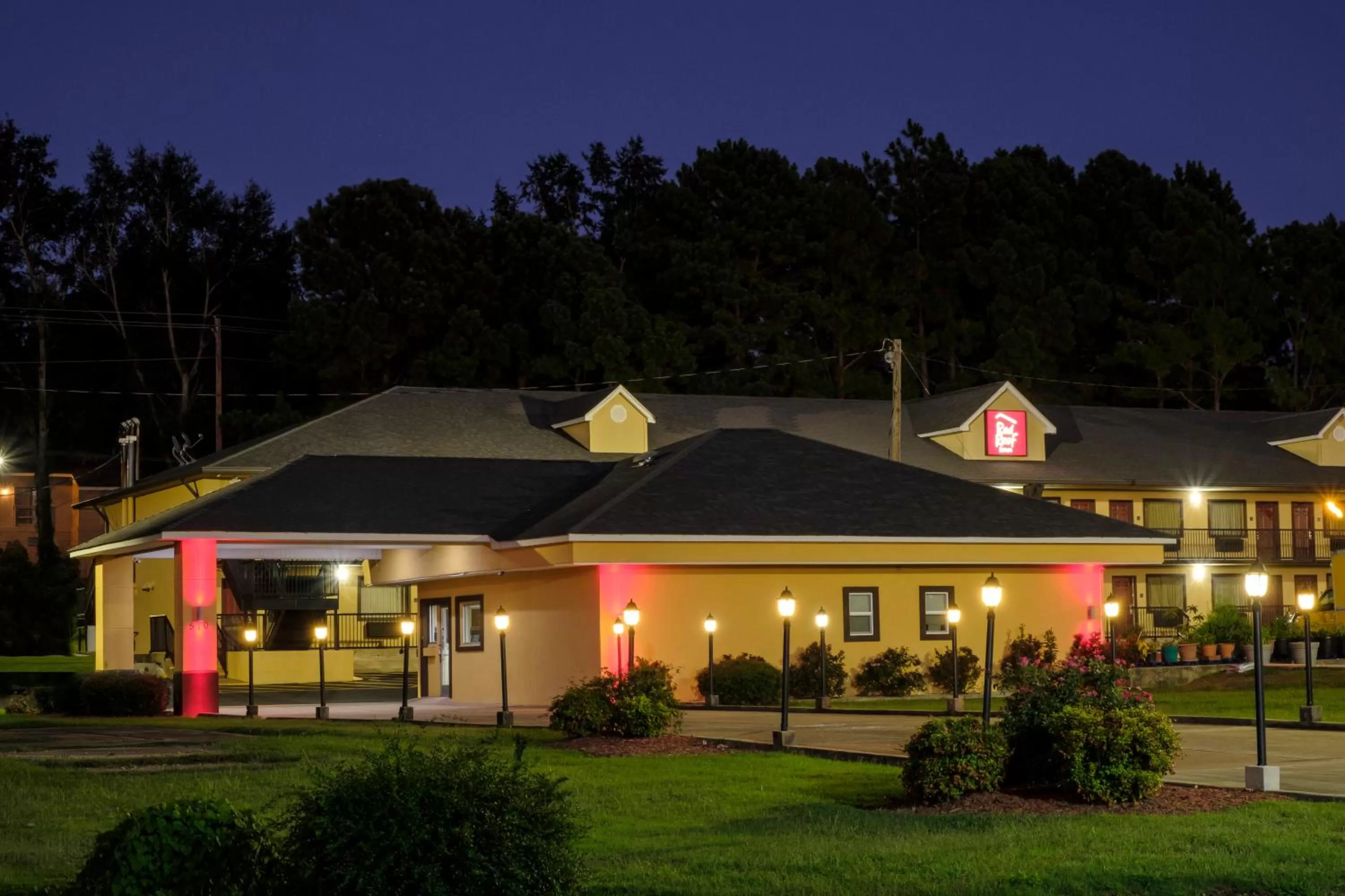 Facade/entrance in Red Roof Inn Columbus, MS