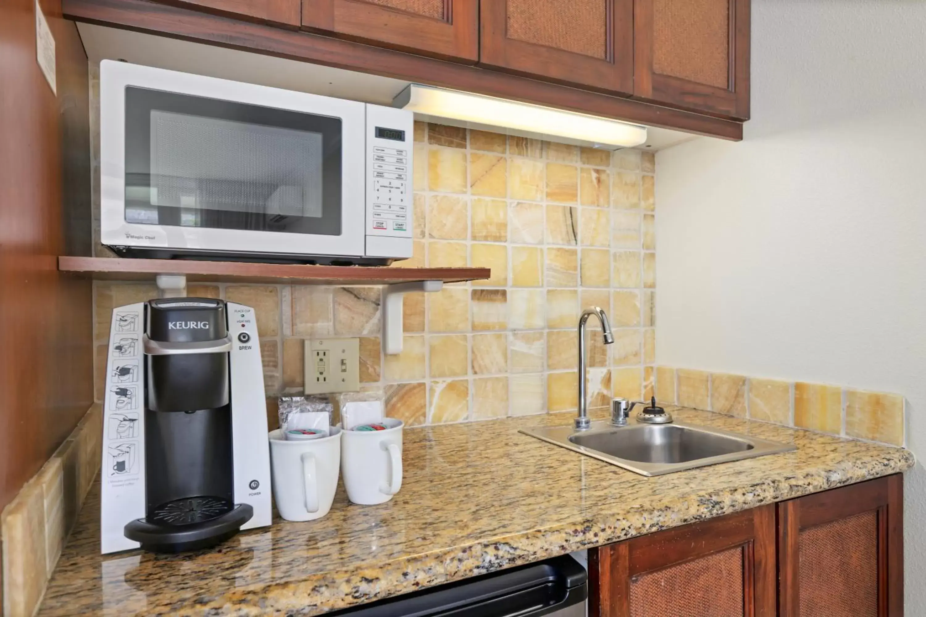 minibar, Kitchen/Kitchenette in Aston Islander On The Beach