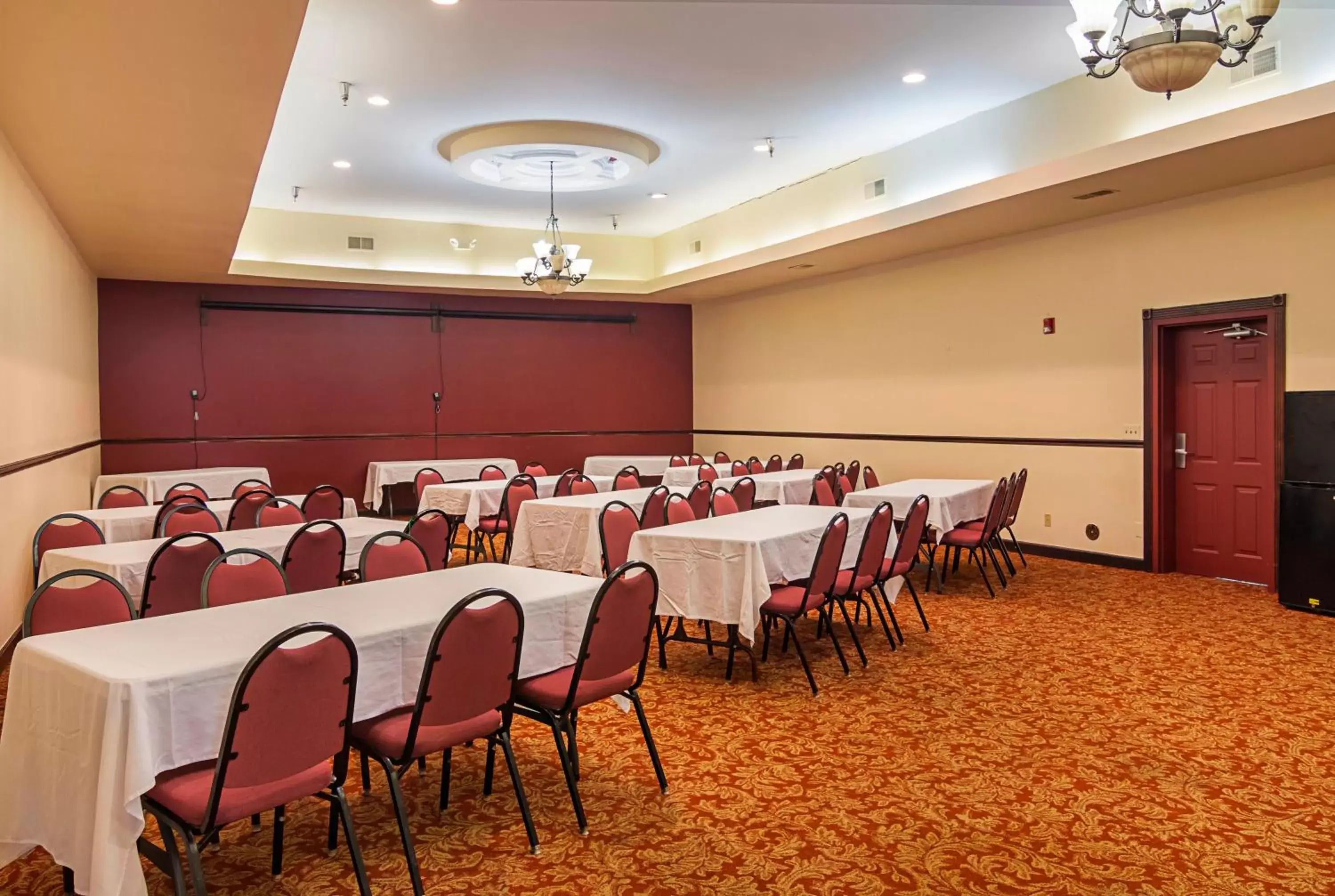 Meeting/conference room in Red Roof Inn & Suites Lake Orion / Auburn Hills