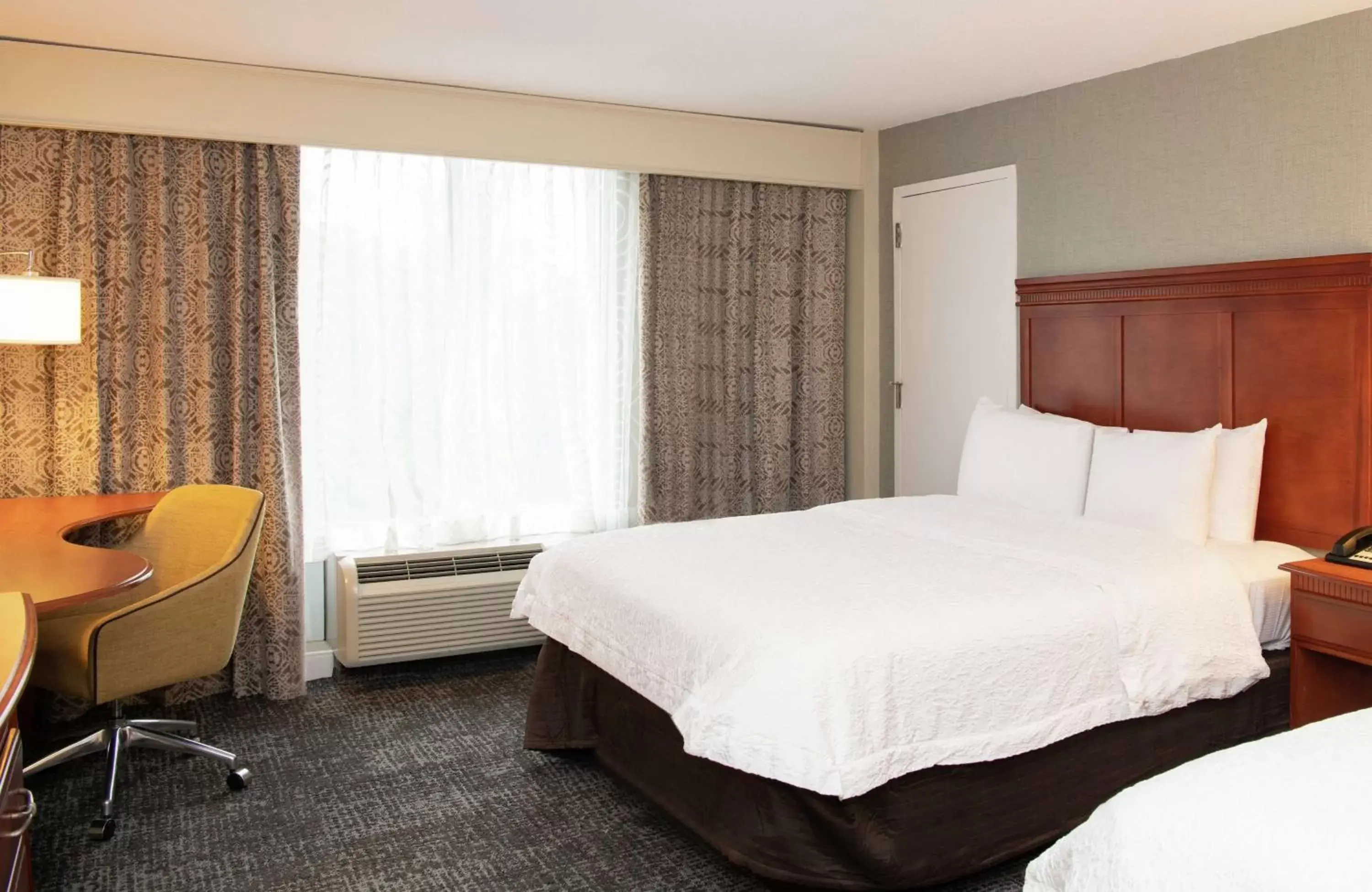 Bedroom, Bed in Hampton Inn Parsippany