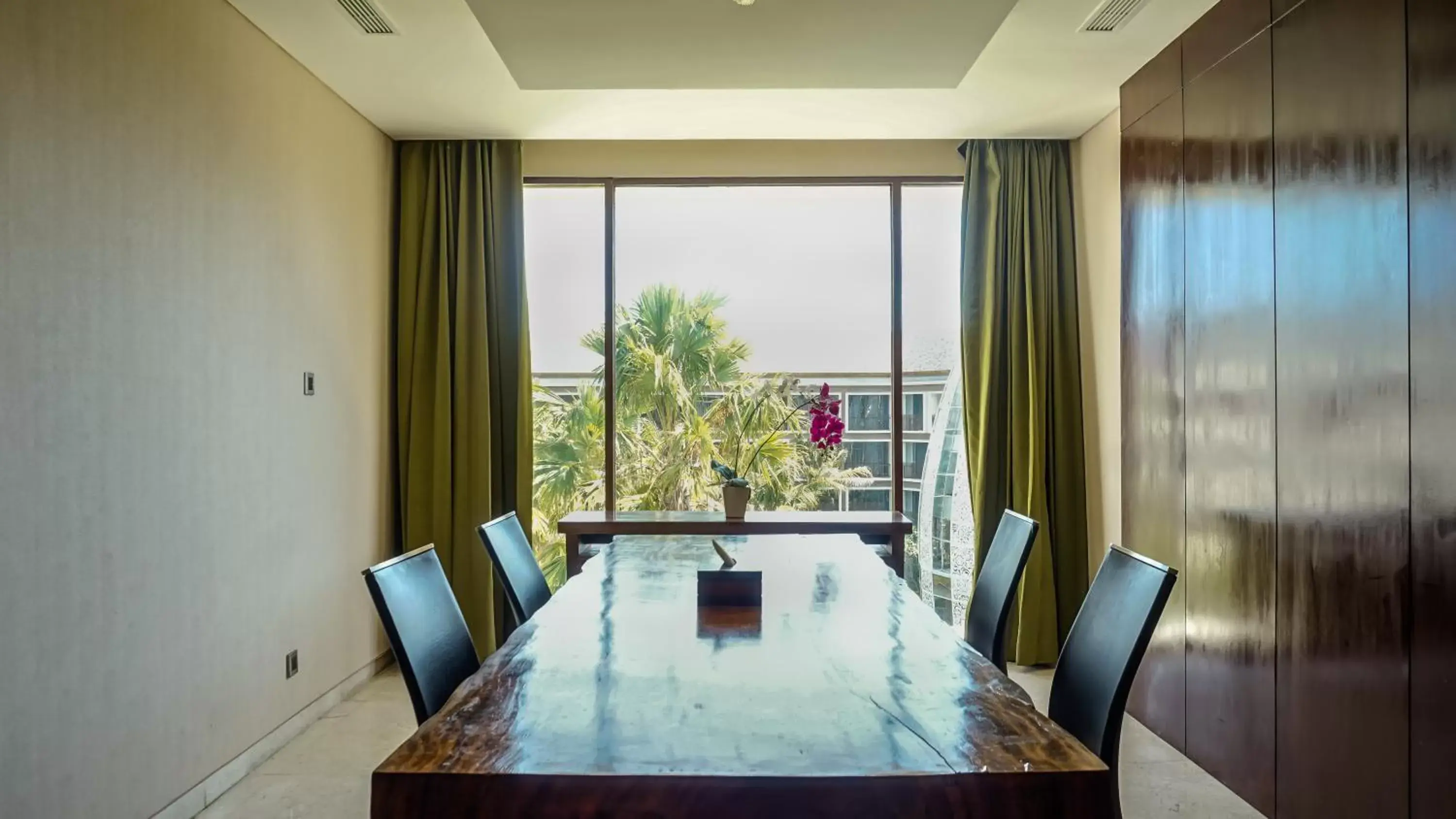 Meeting/conference room, Dining Area in Golden Tulip Jineng Resort Bali