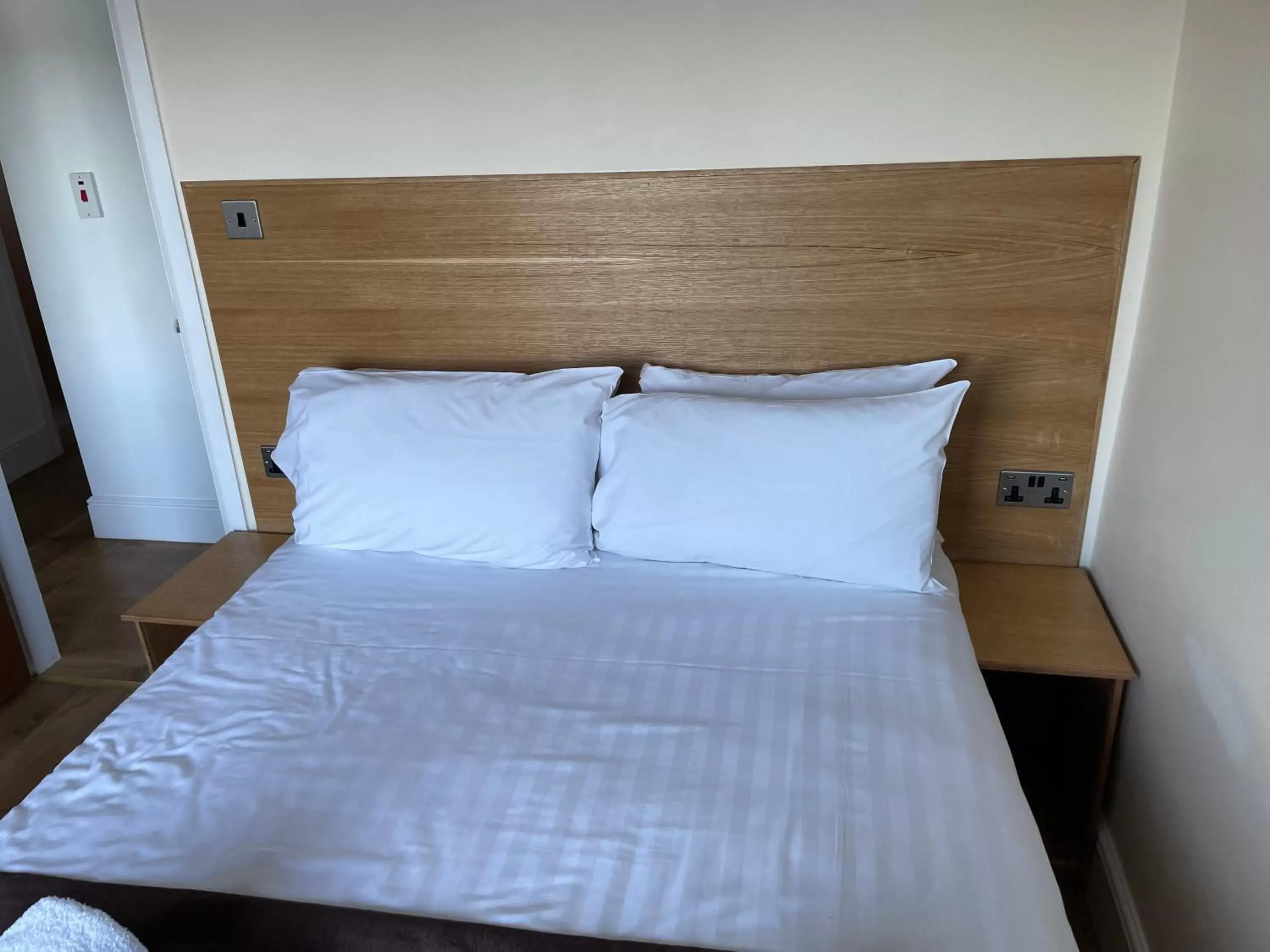 Bed in Headlands Hotel