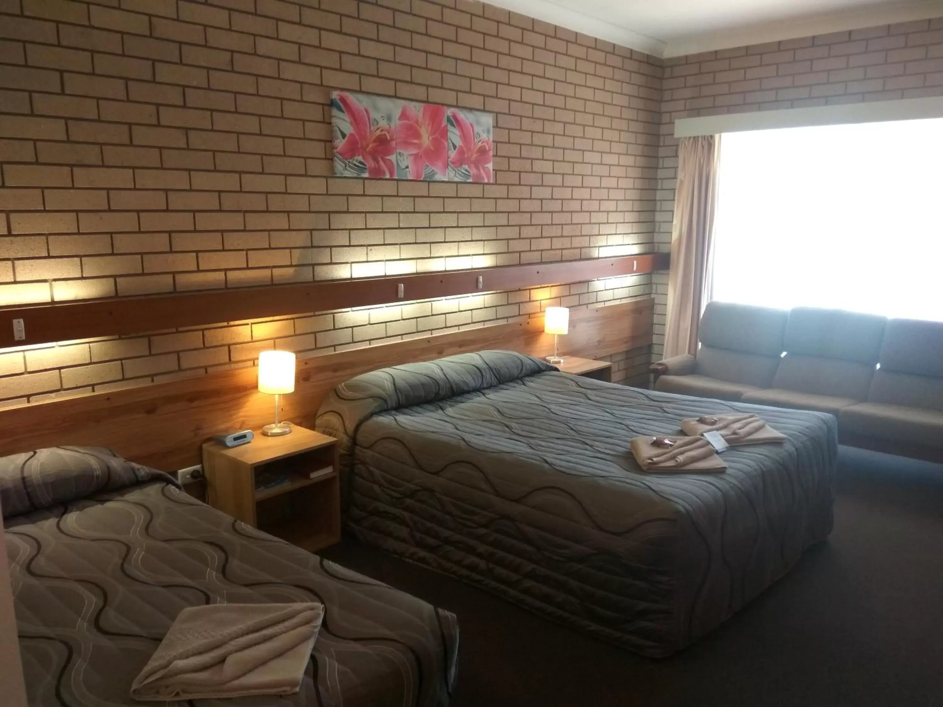 Bed in Holbrook Town Centre Motor Inn