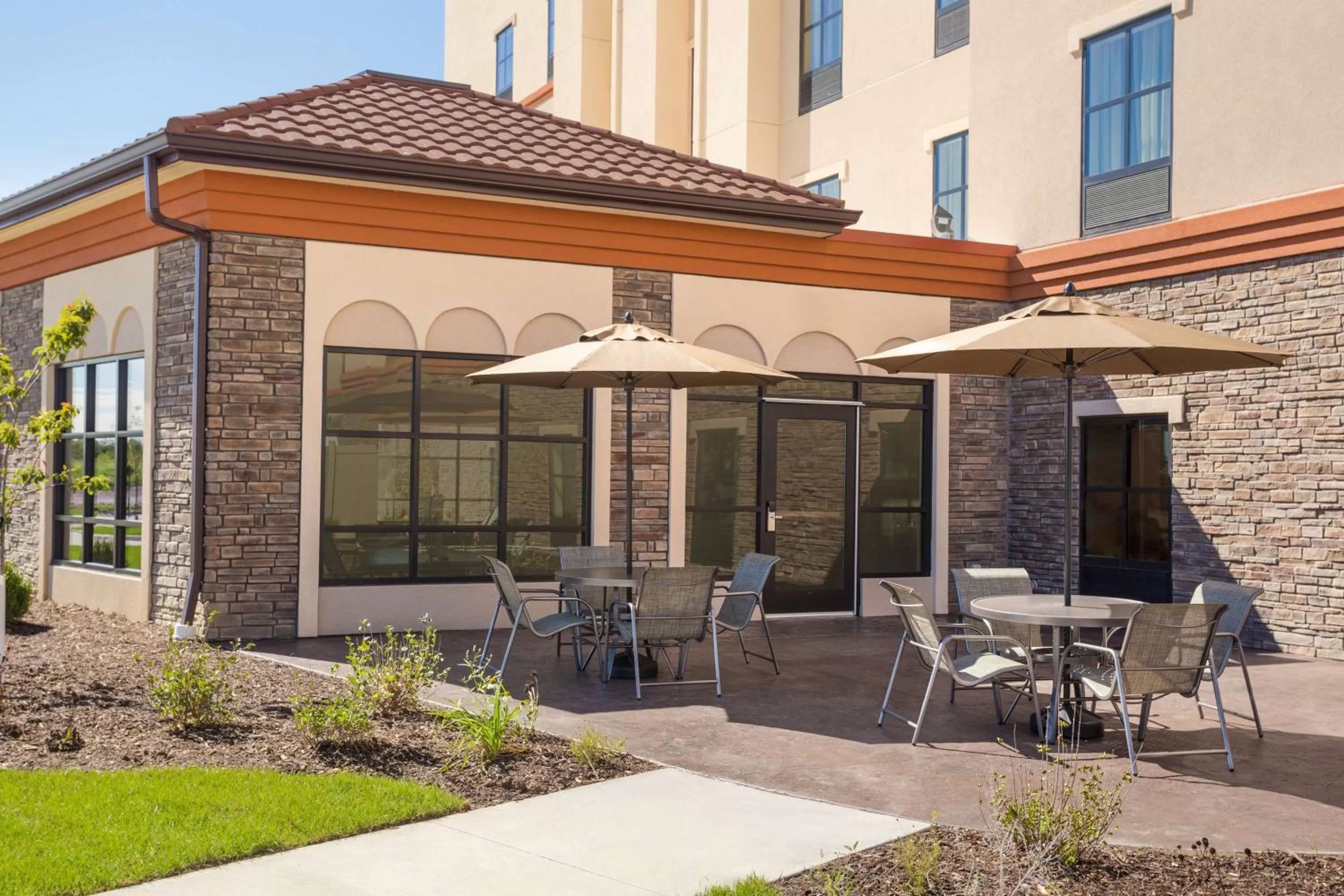 Property building in Hampton Inn & Suites West Des Moines Mill Civic