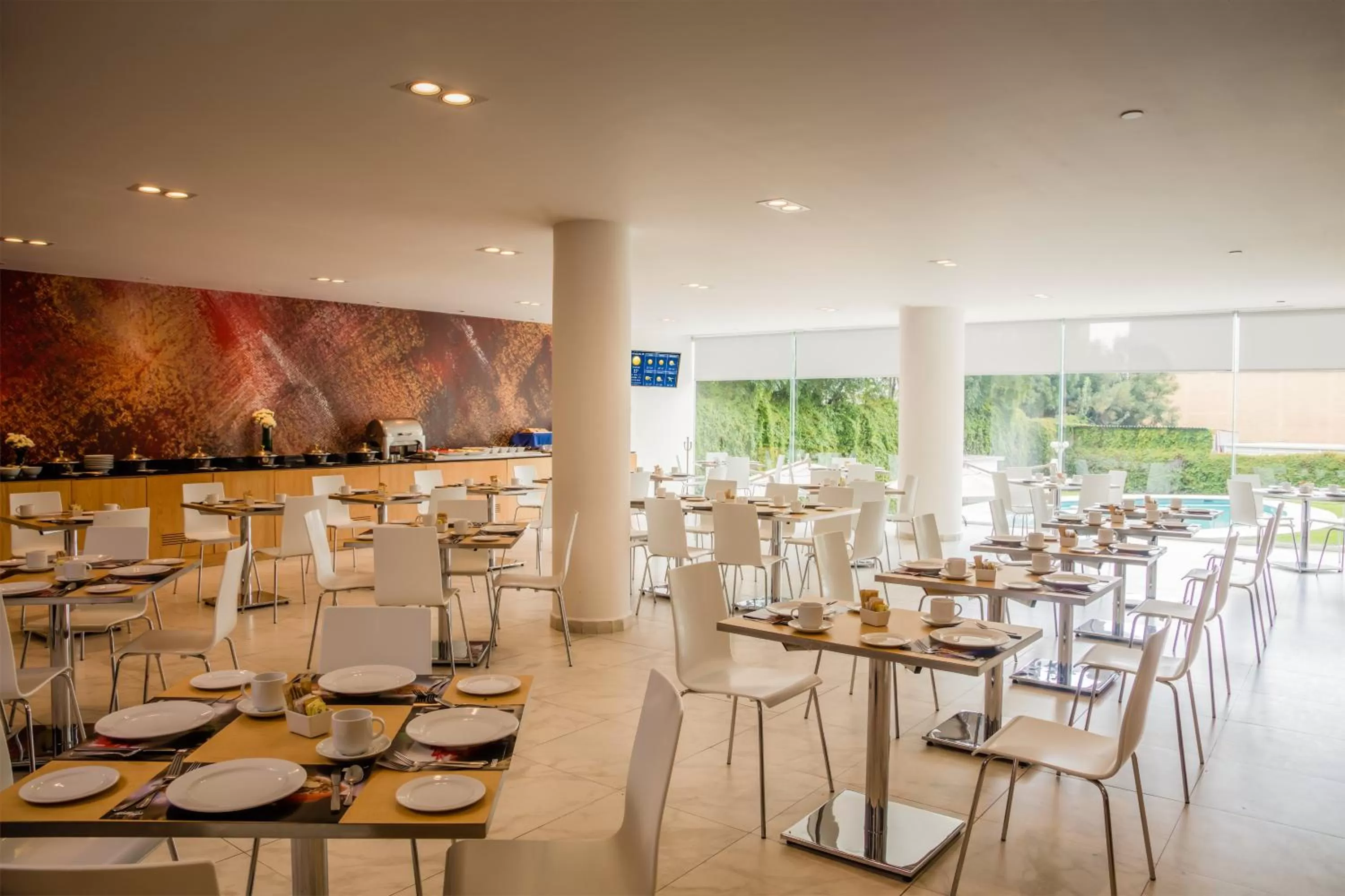Restaurant/places to eat in Fiesta Inn Express Perinorte