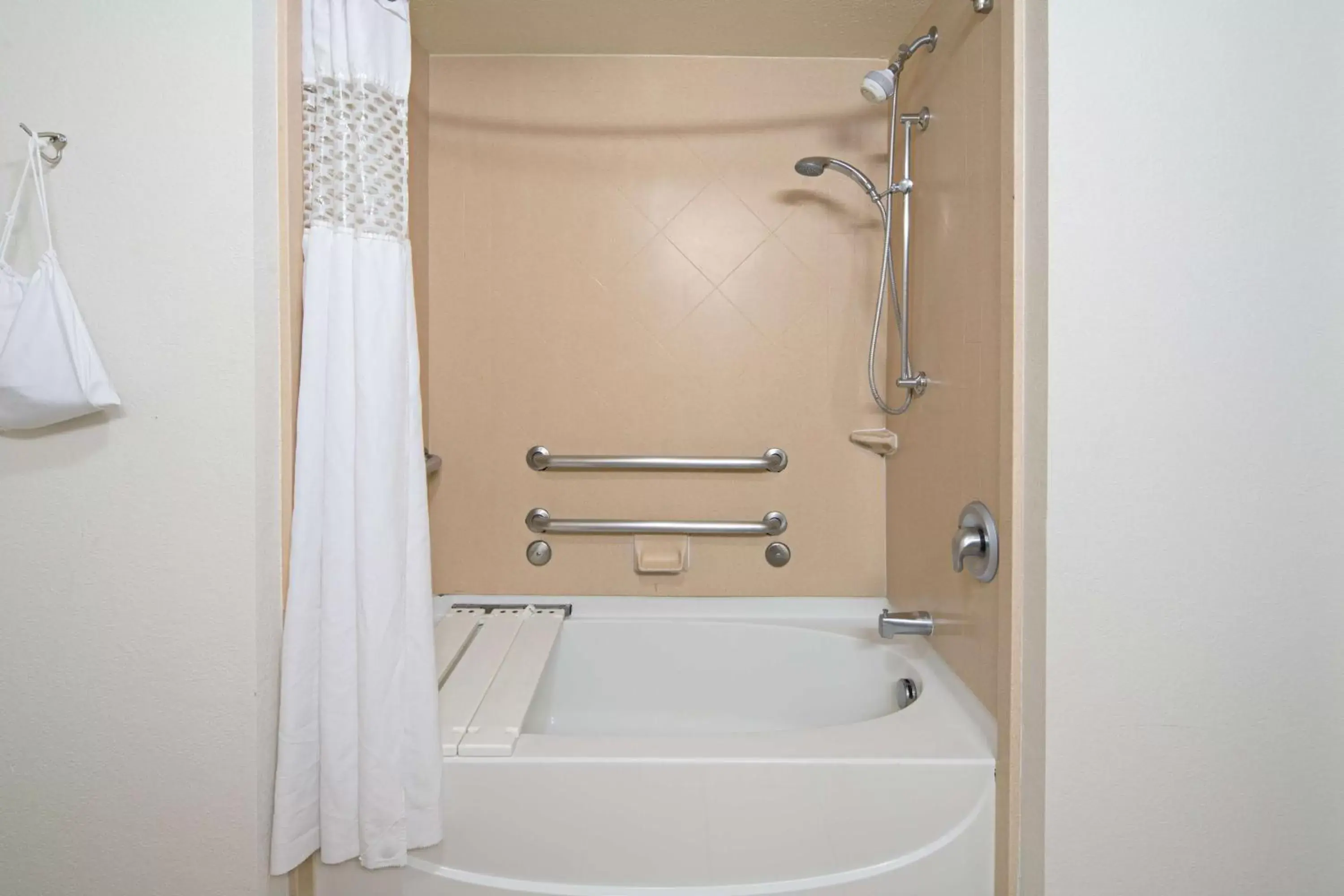 Bathroom in Hampton Inn and Suites Bakersfield / Highway 58