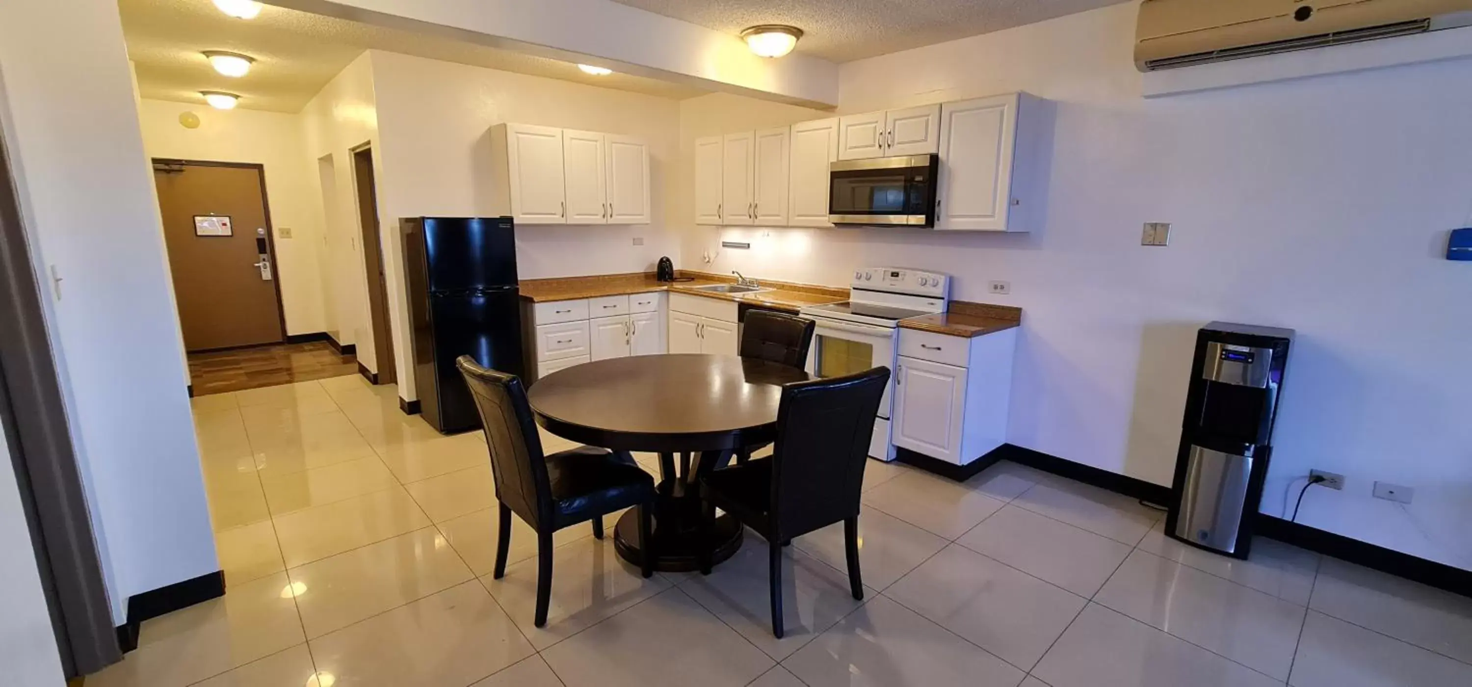 Kitchen/Kitchenette in SureStay Hotel by Best Western Guam Palmridge