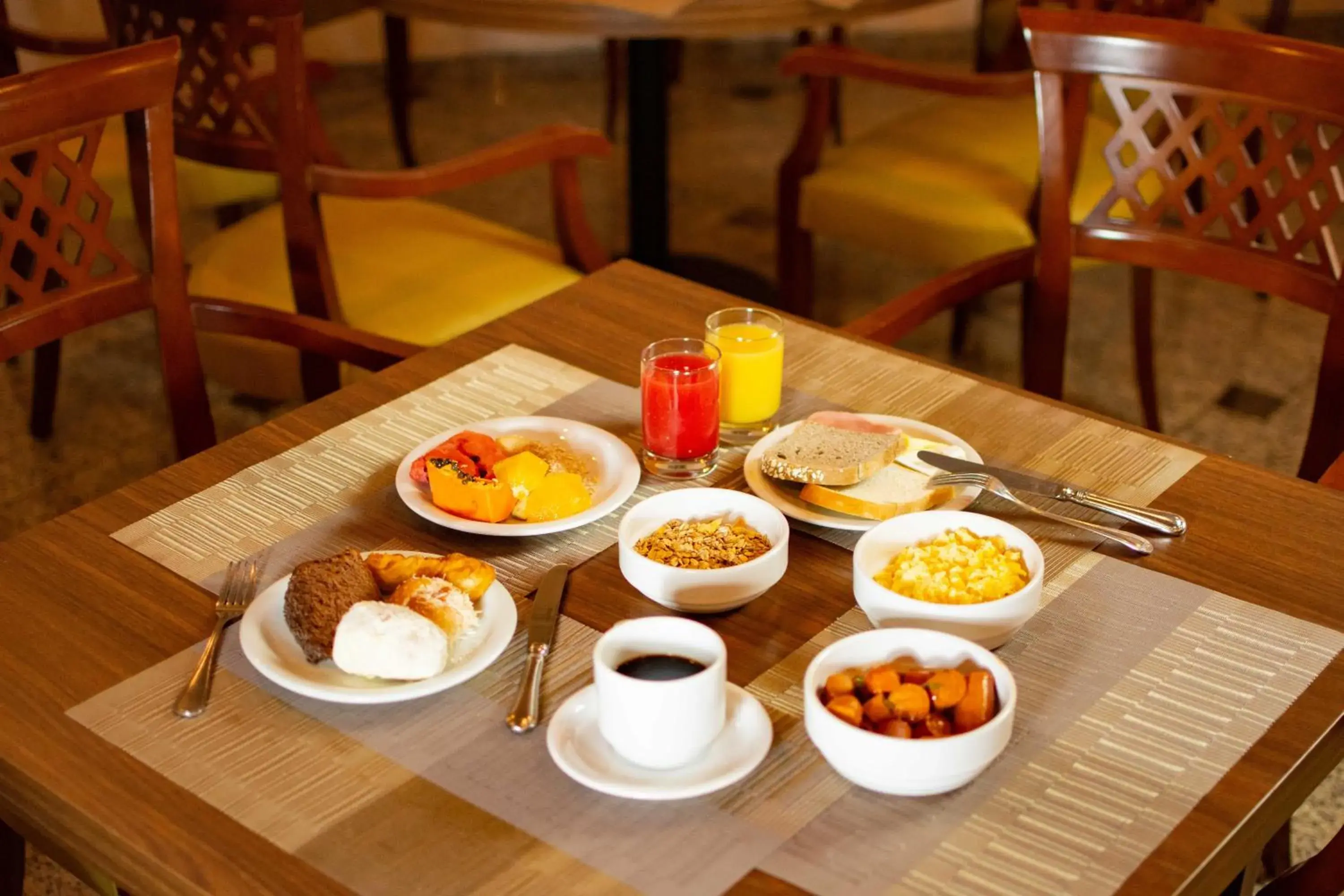 Breakfast in Golden Park Internacional Foz & Convenções