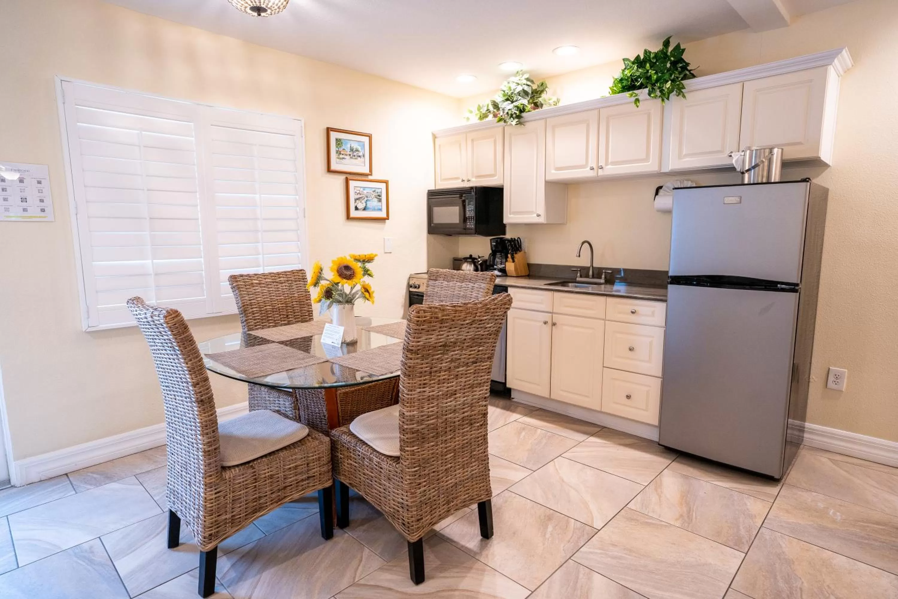 Kitchen or kitchenette in The Capri at Siesta