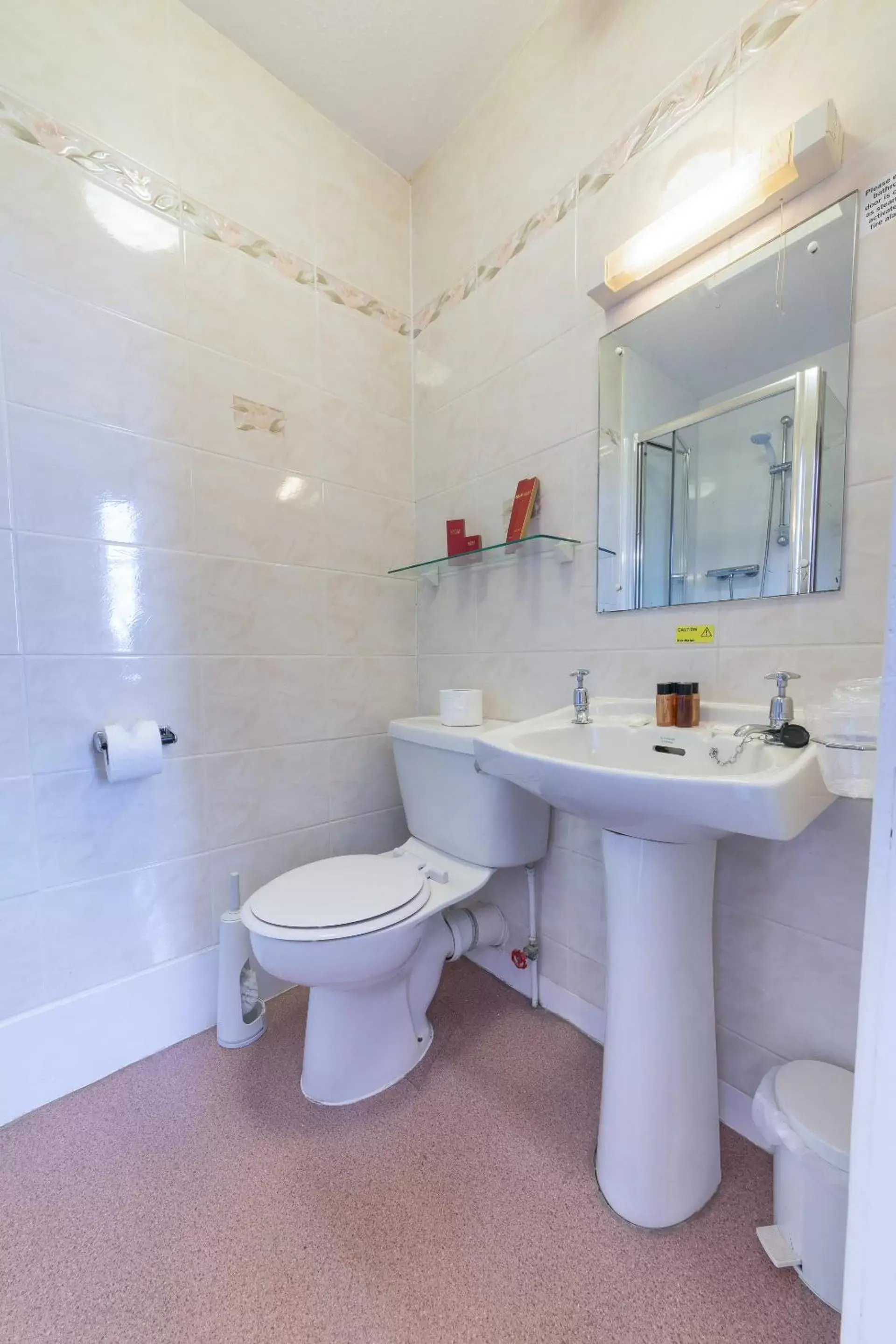 Shower, Bathroom in Royal Thurso Hotel
