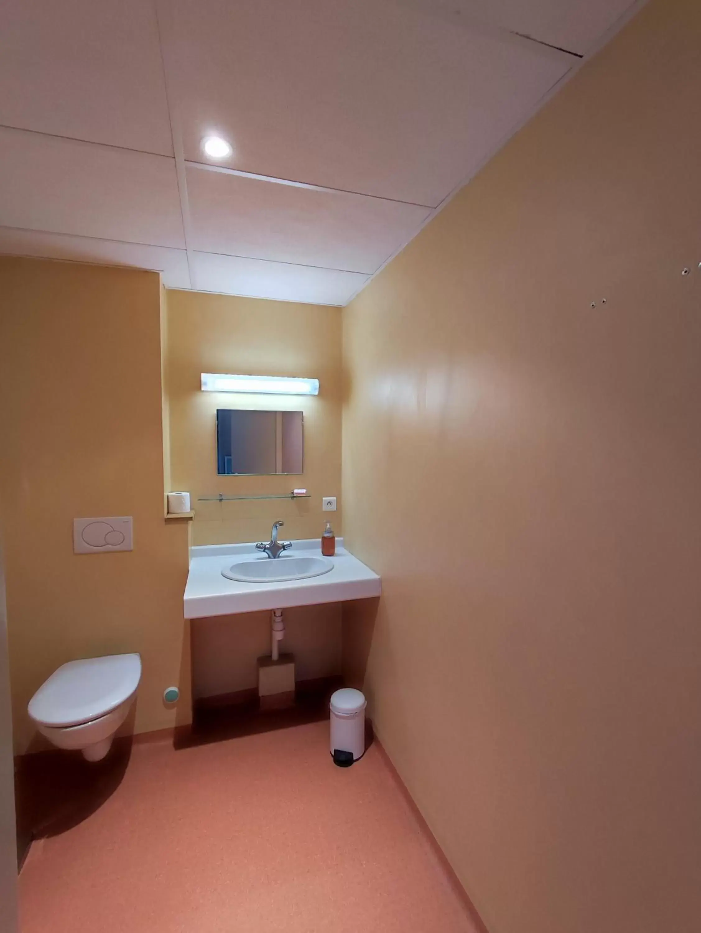 Bathroom in Gîte d'étape et de groupe du Clos Saint Roch