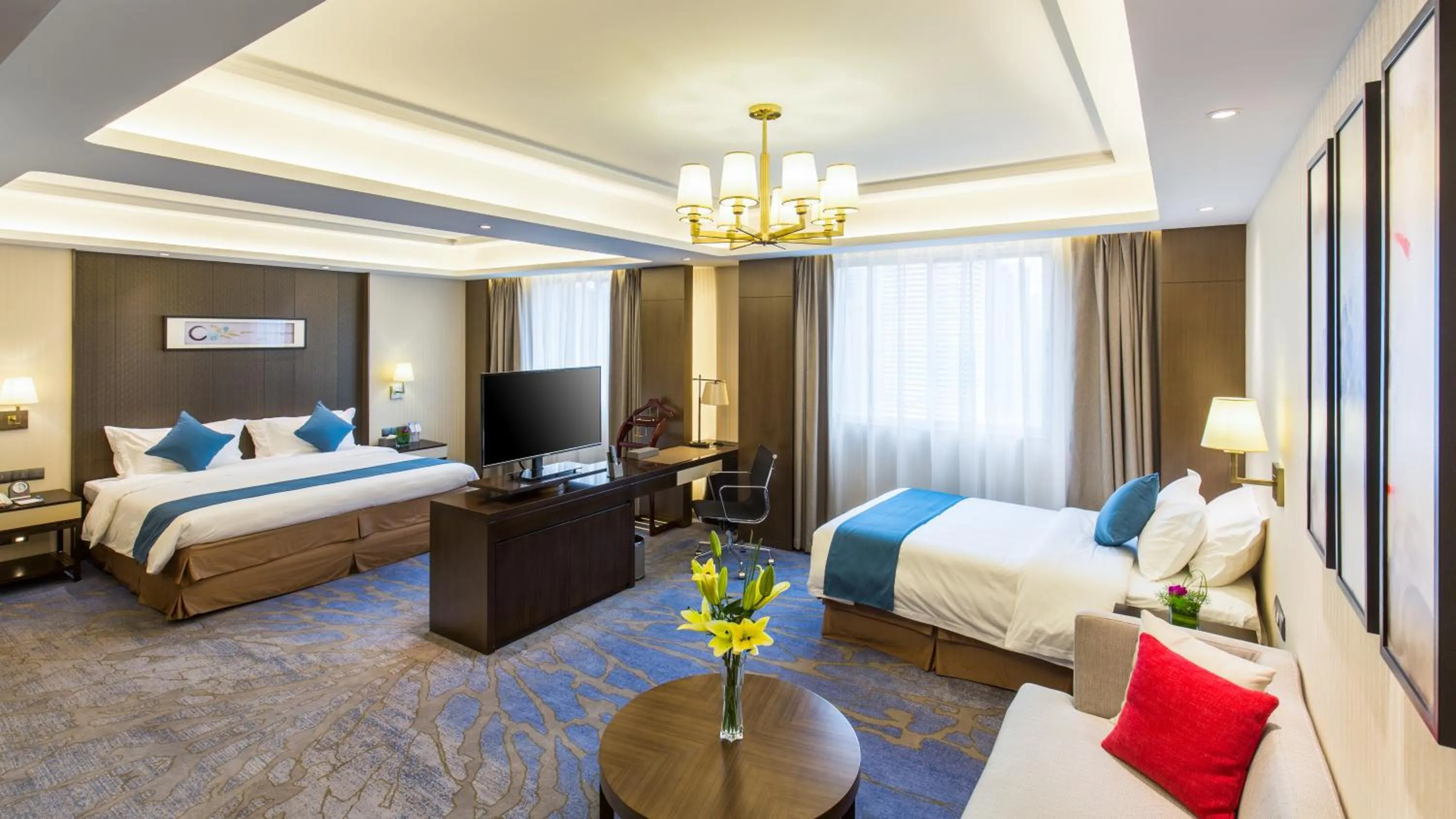 Photo of the whole room, Bed in Wan Yue Grand Skylight Hotel