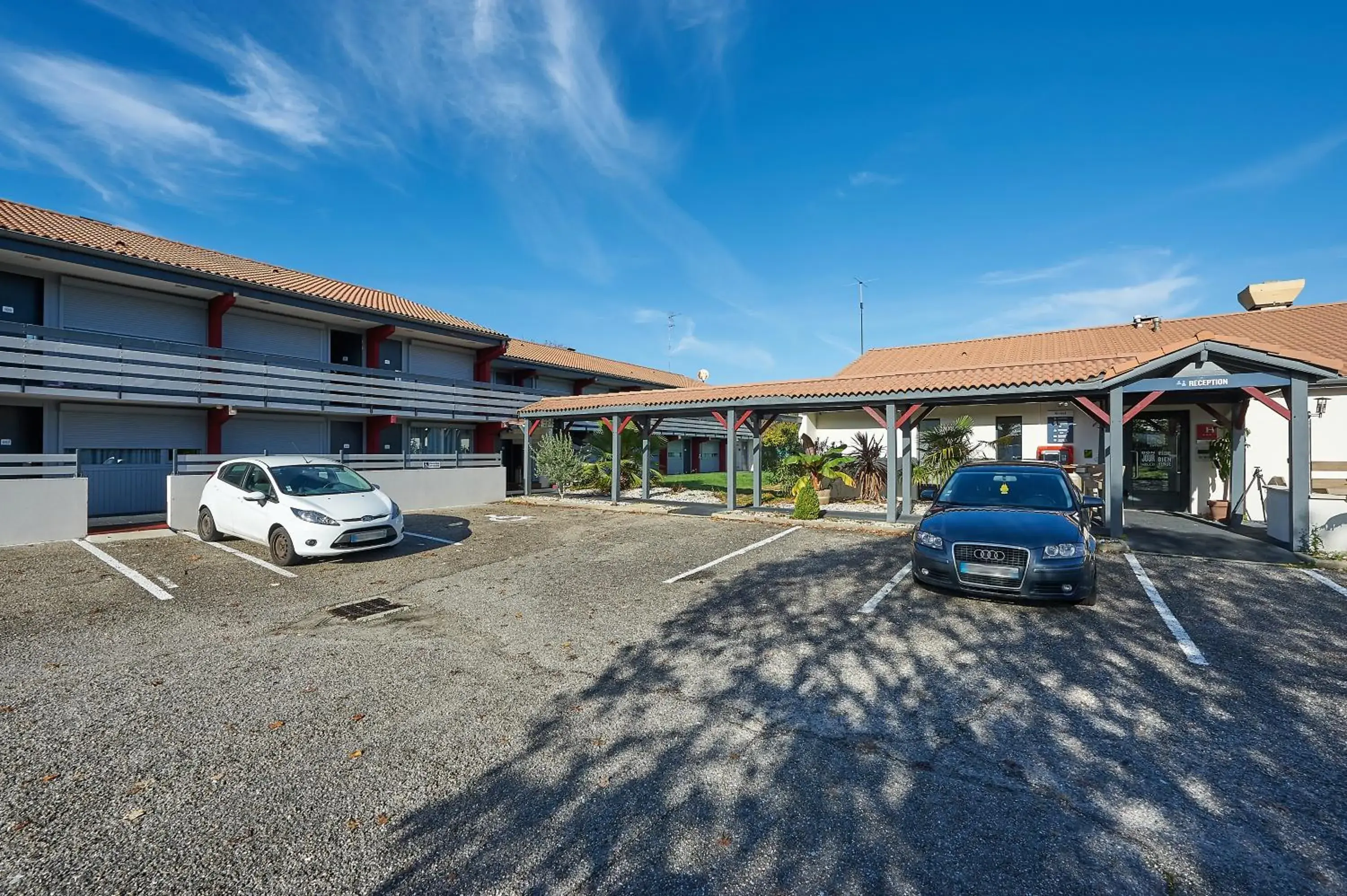 Property building in Kyriad Bordeaux - Merignac Aéroport