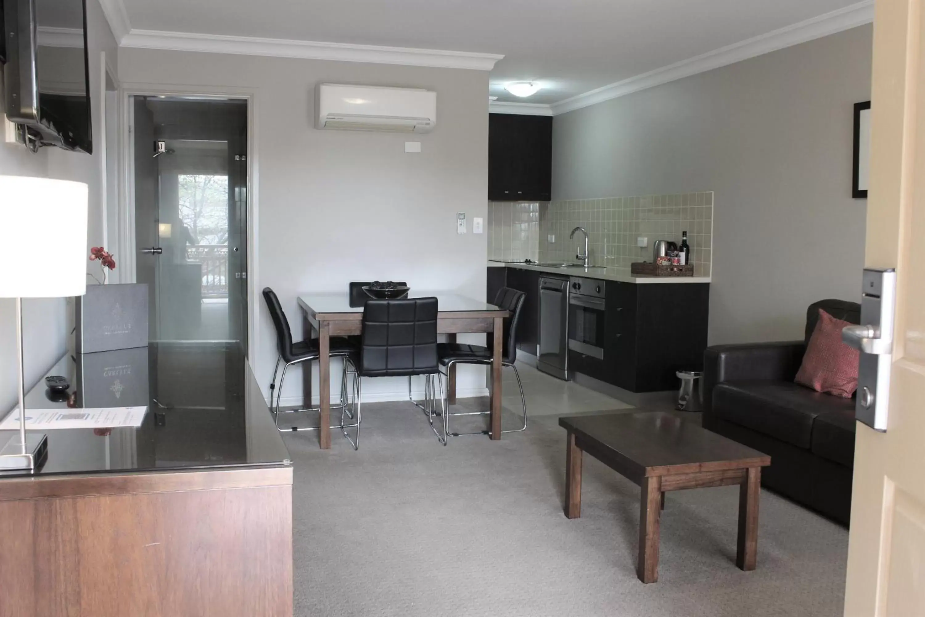 Kitchen or kitchenette, Seating Area in Carlyle Suites & Apartments