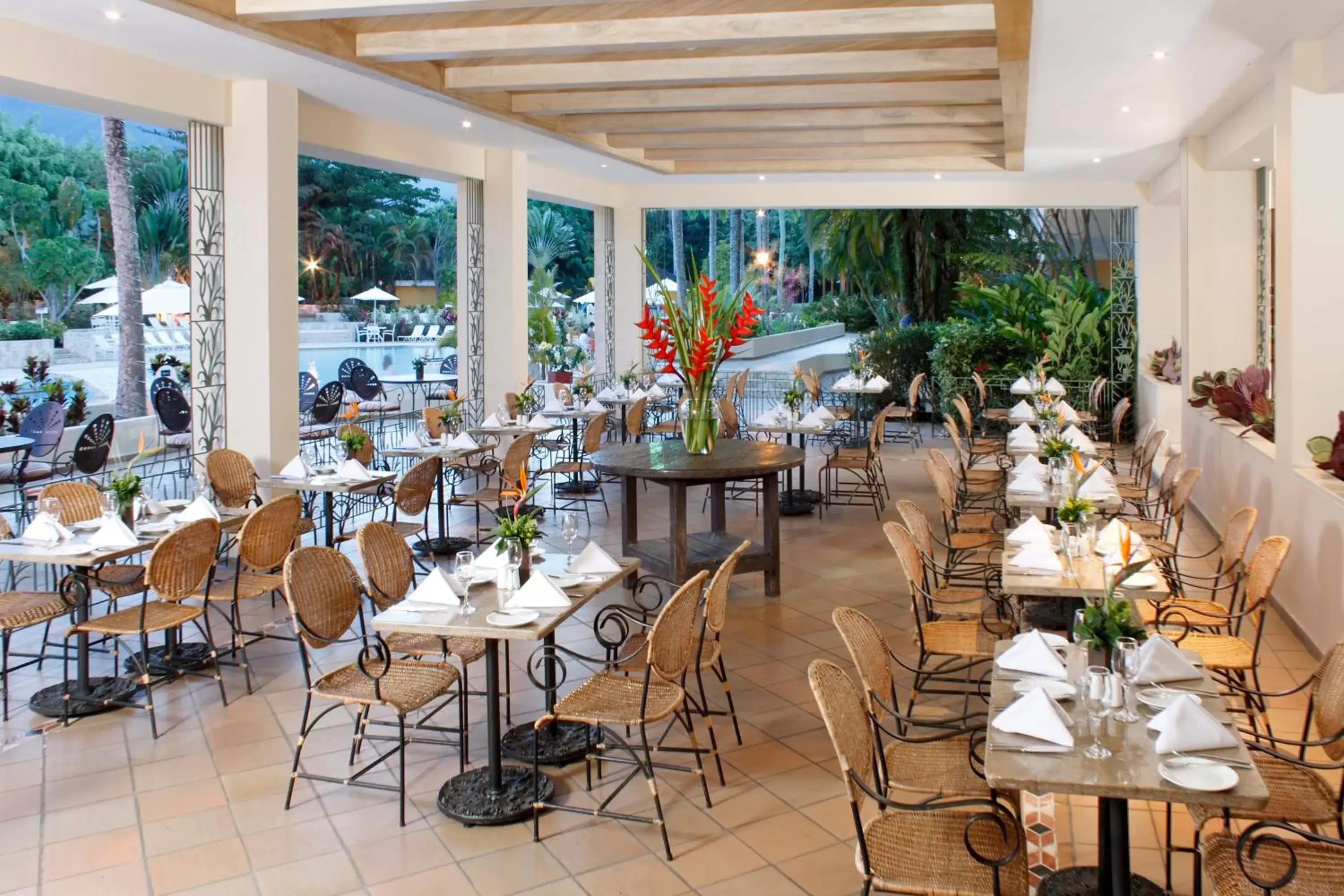 Restaurant/Places to Eat in Hotel Estelar Altamira